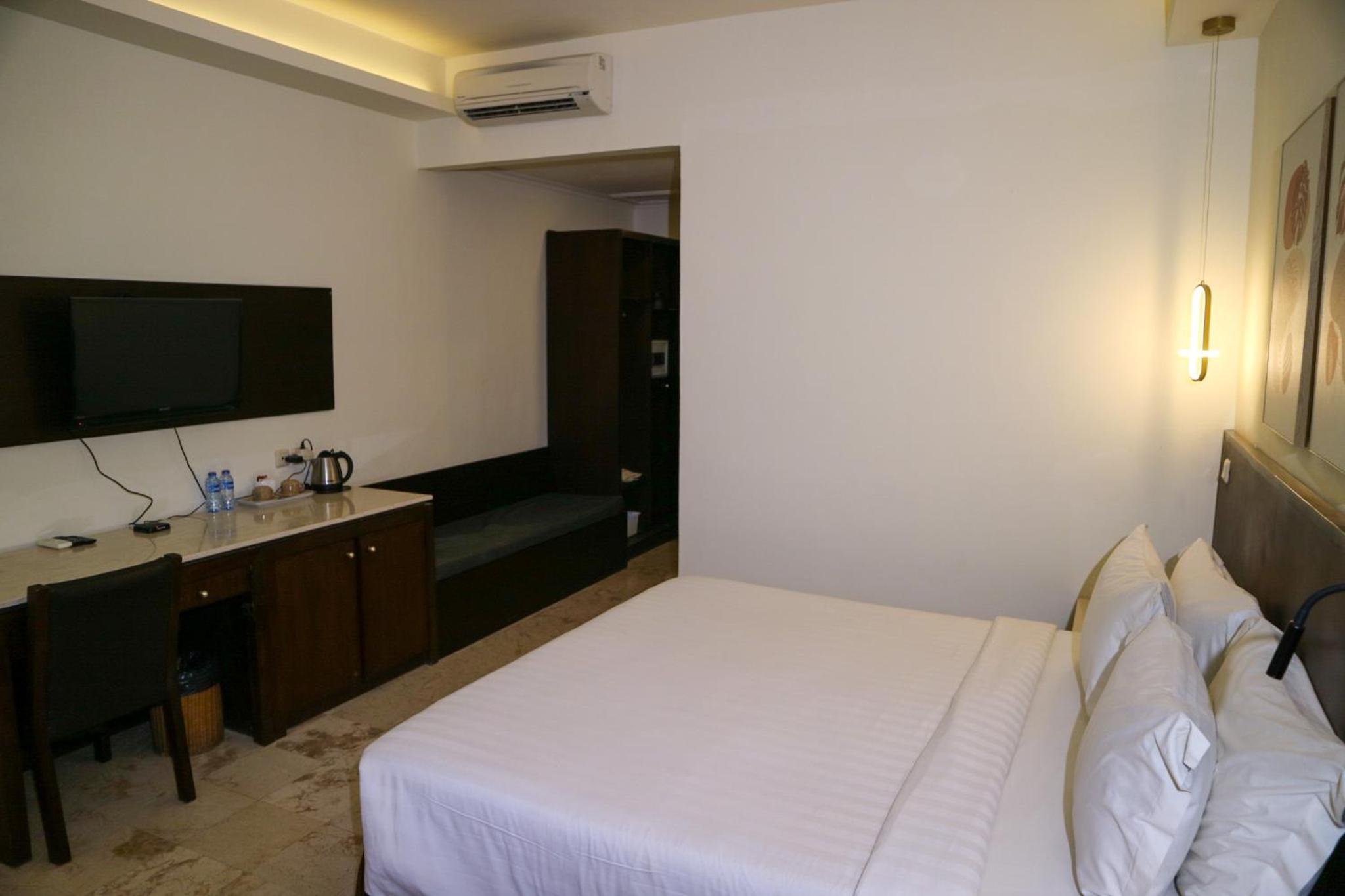 Double or Twin Room with Pool Access - Photo 9