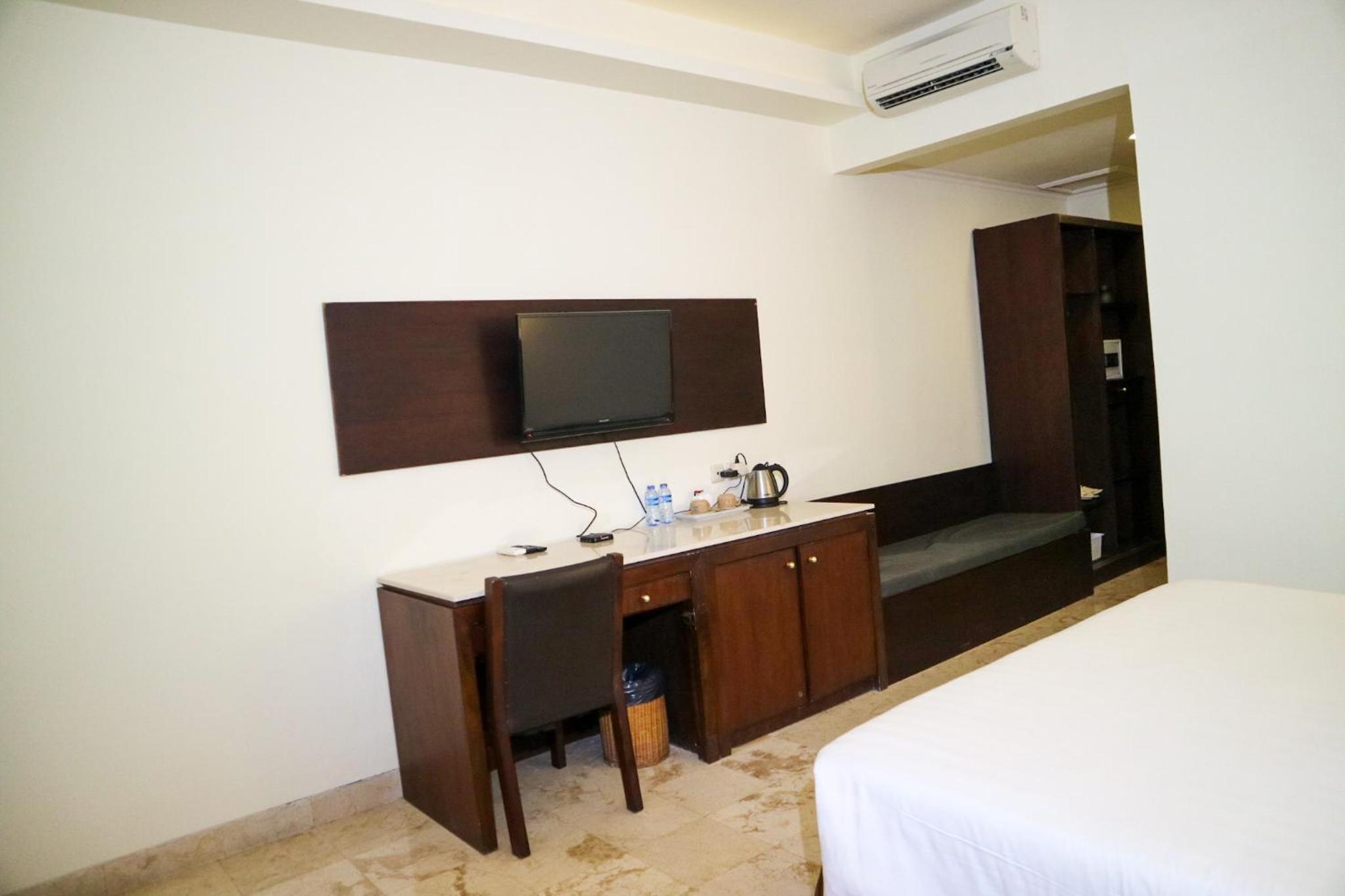 Double or Twin Room with Pool Access - Photo 21