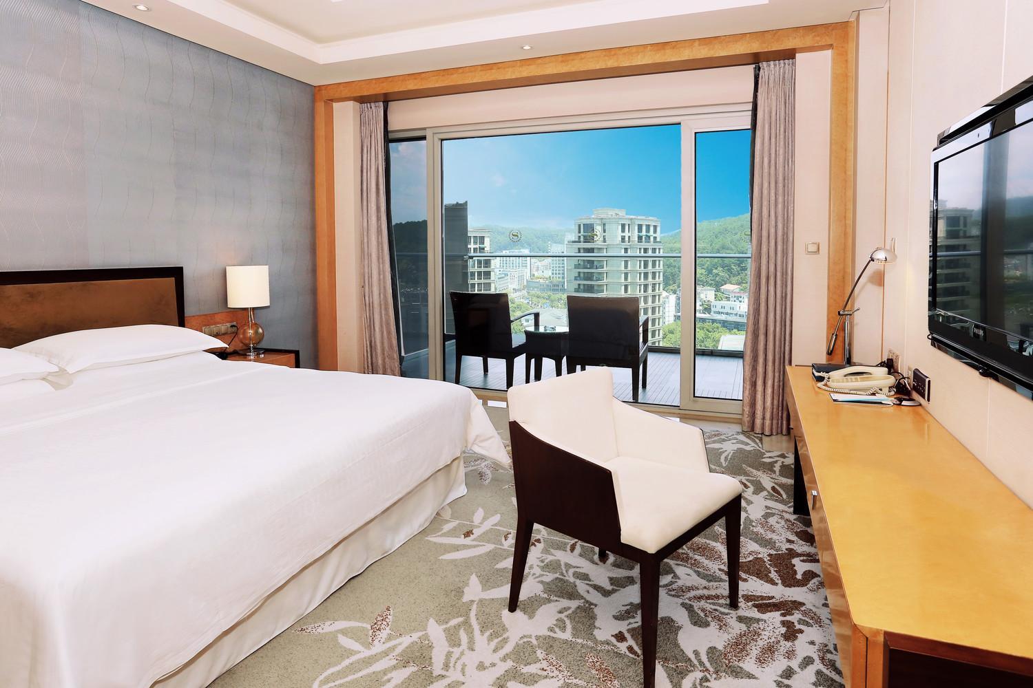 Guest room, 1 King, Garden View, Balcony - Photo 1