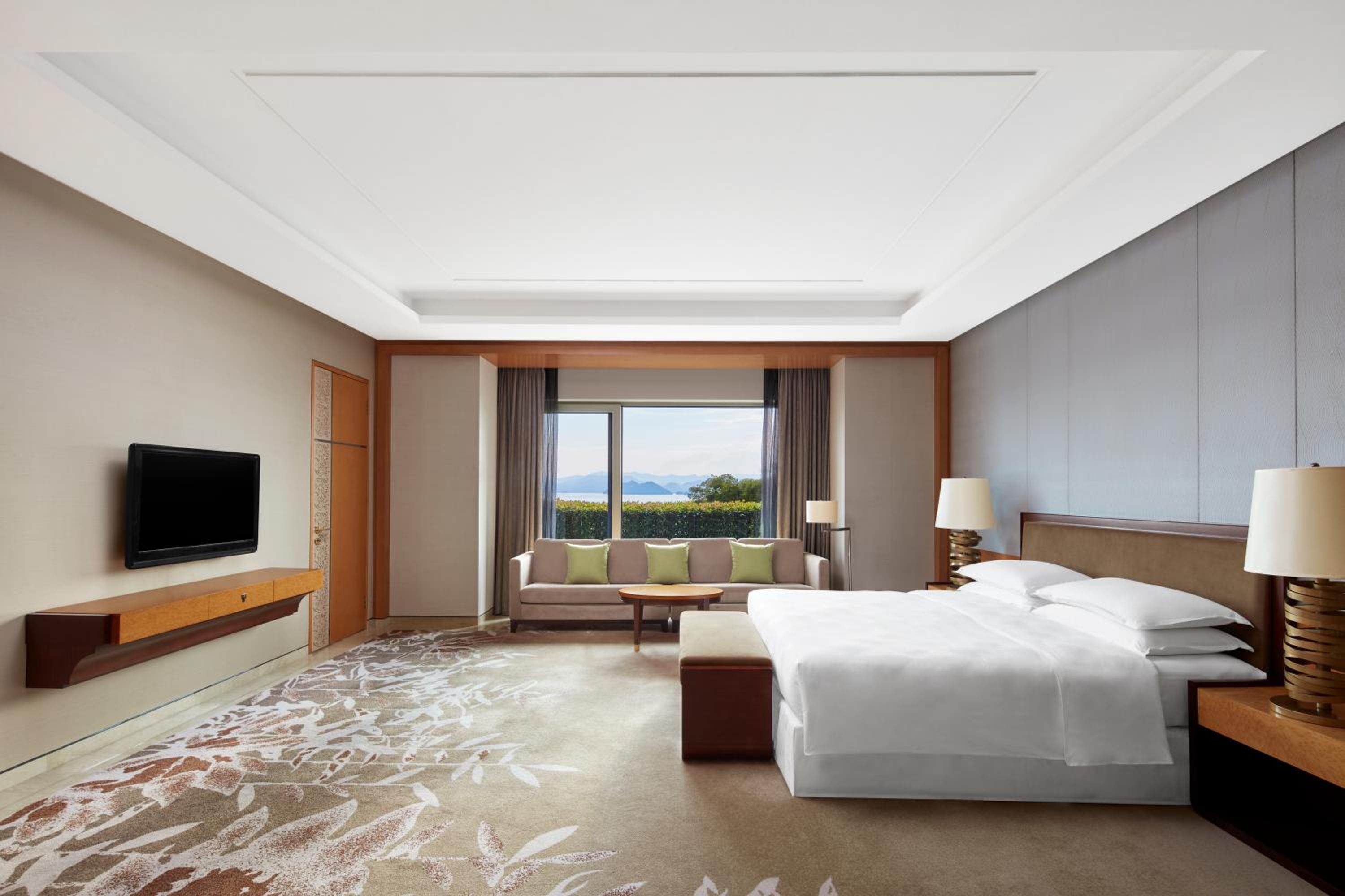 Guest room, 1 King, Garden View, Balcony - Photo 3
