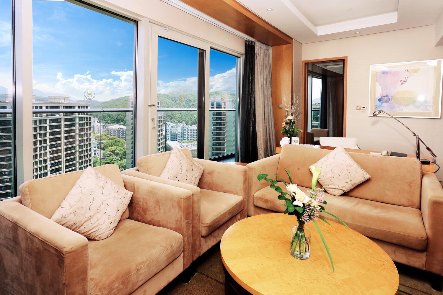Deluxe Garden View Suite, Club level, Suite, 1 King          photo 1