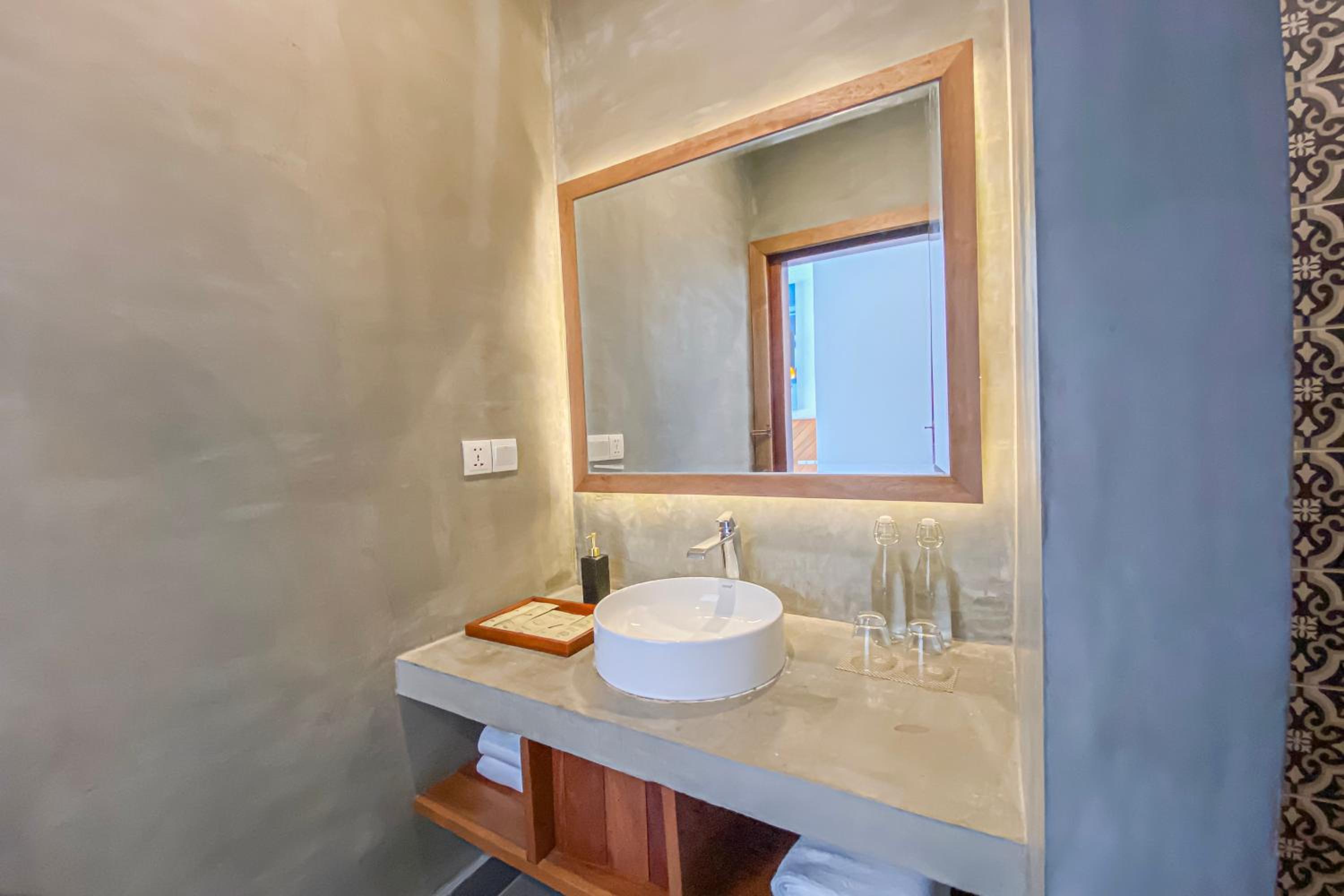 Deluxe Twin Room with  Pool View  - Photo 7