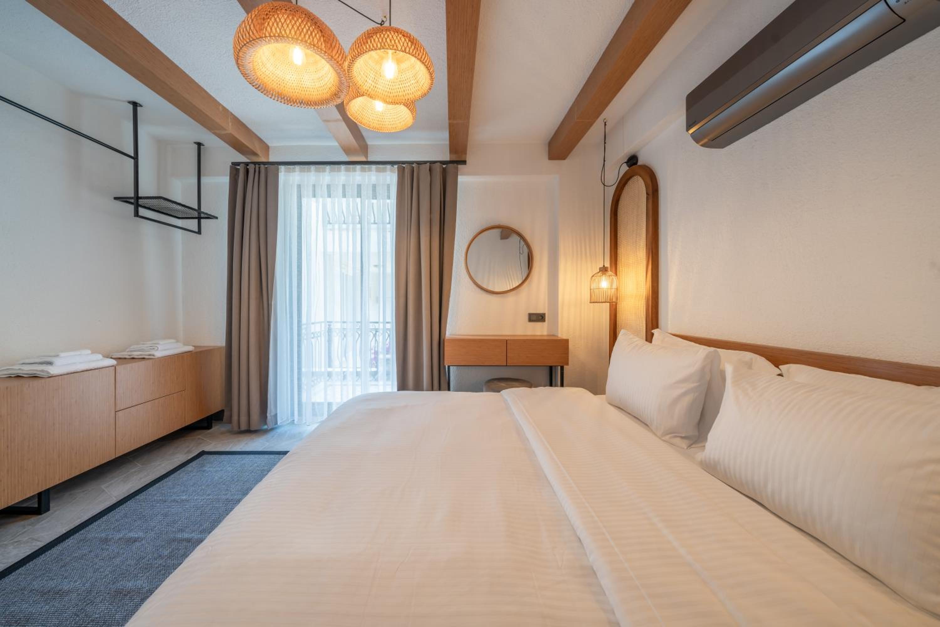 Deluxe Double Room with Sea View - Photo 10