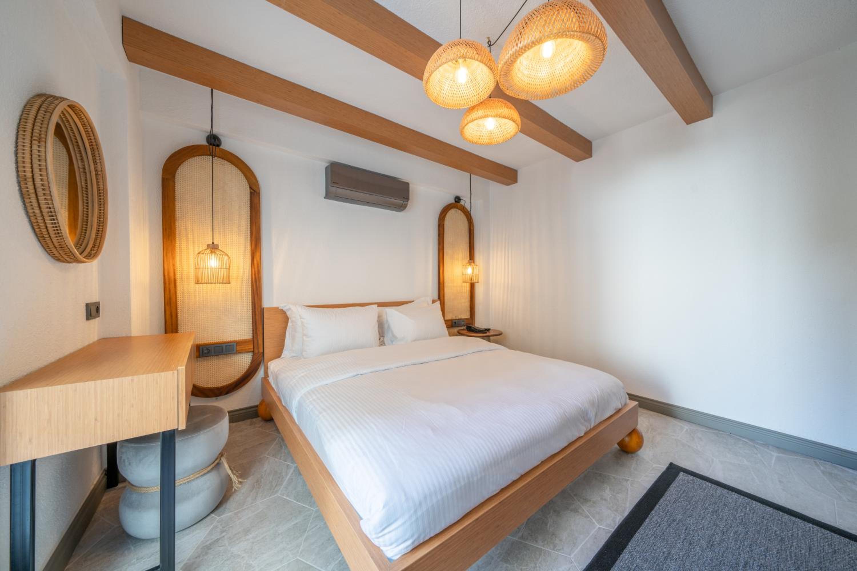 Deluxe Double Room with Sea View - Photo 5