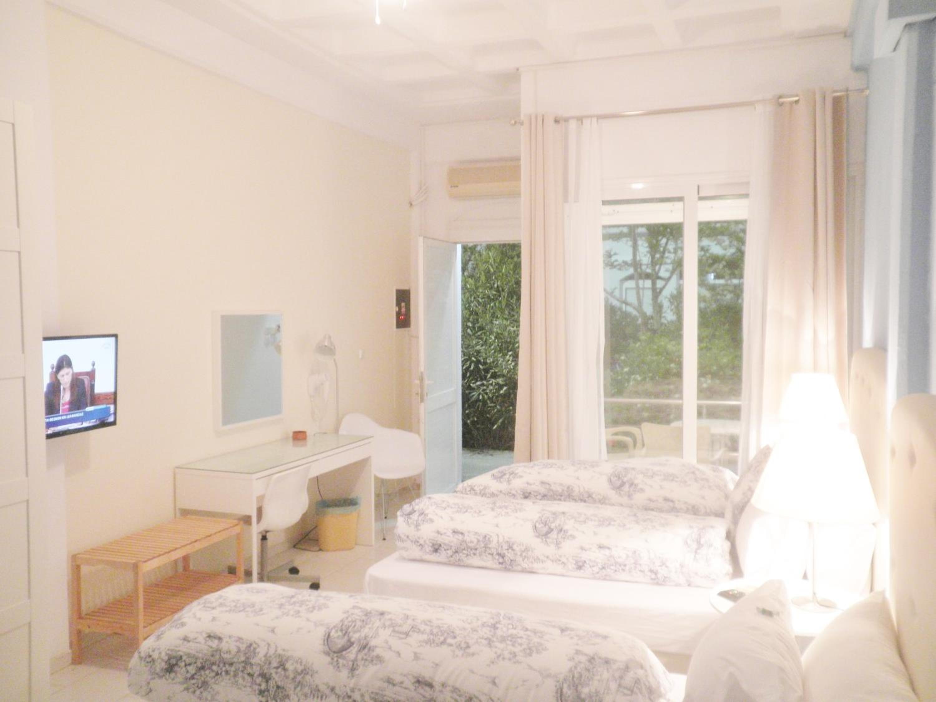 Triple bed studio with garden view - Photo 7