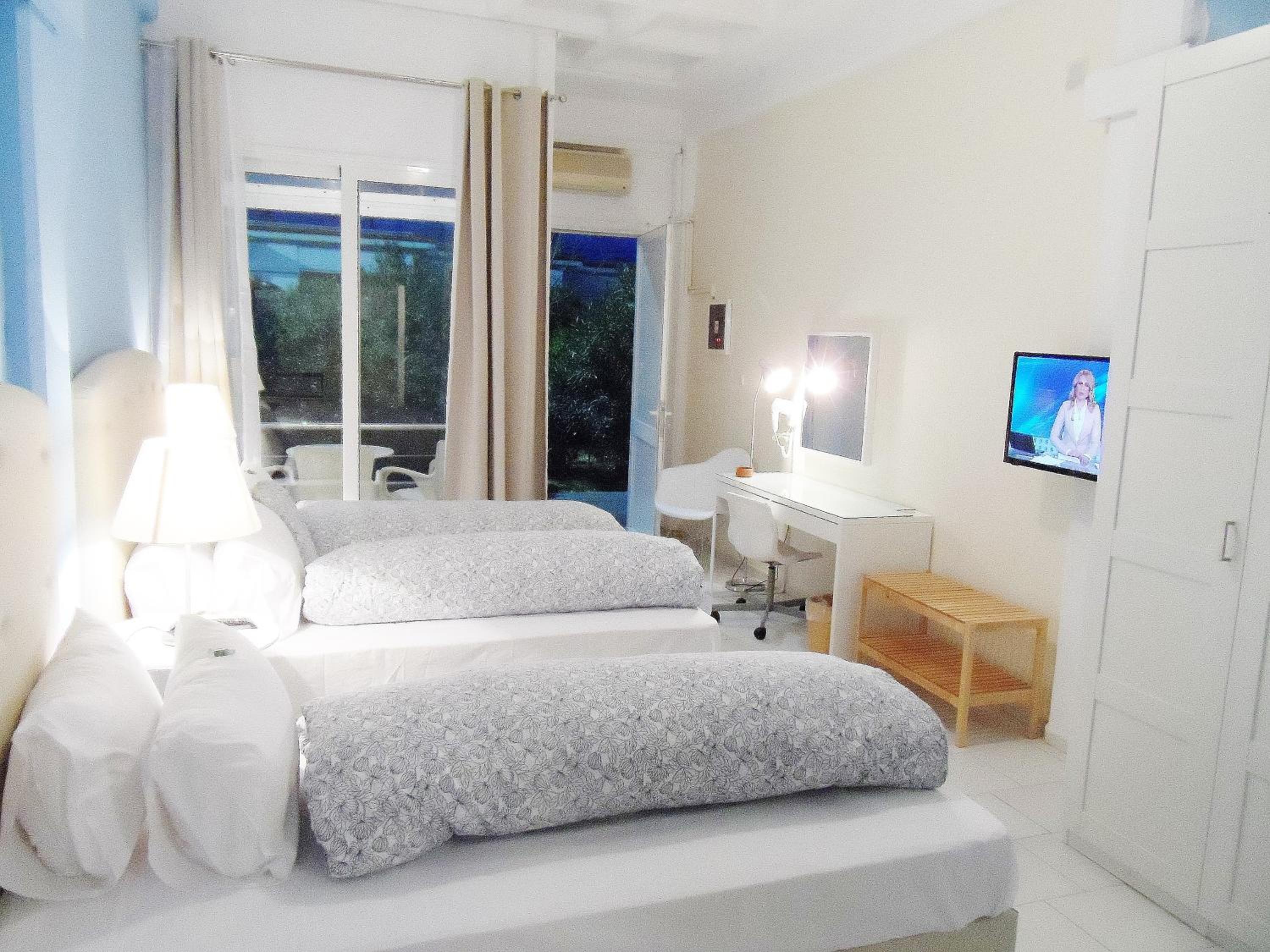 Triple bed studio with garden view - Photo 6