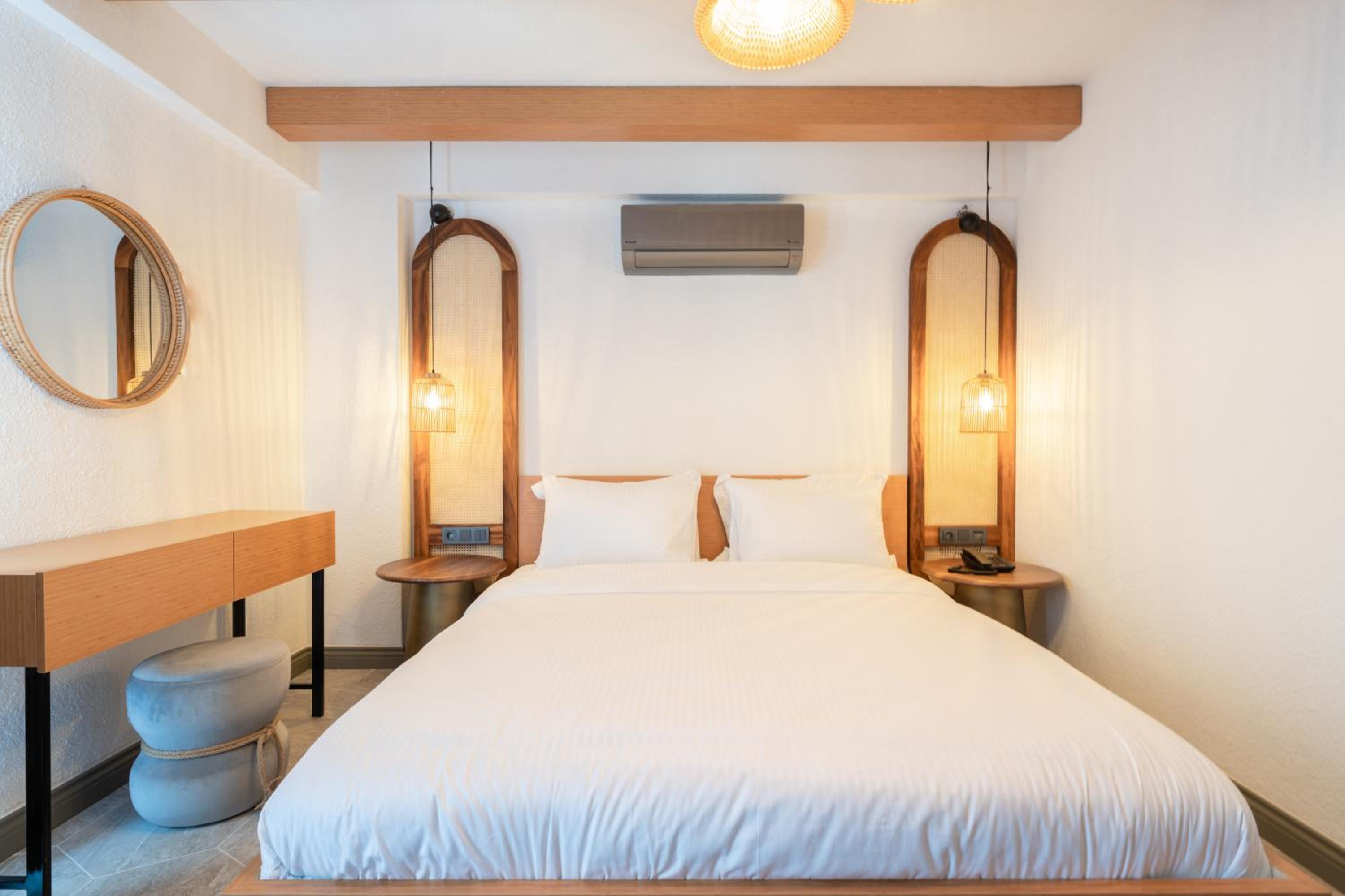 Deluxe Double Room with Side Sea View - Photo 1