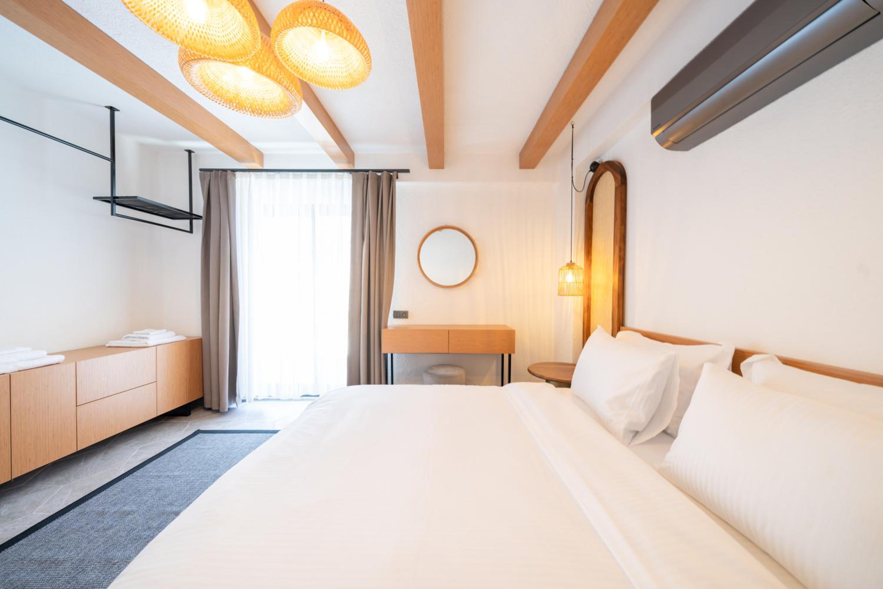Deluxe Double Room with Side Sea View - Photo 12