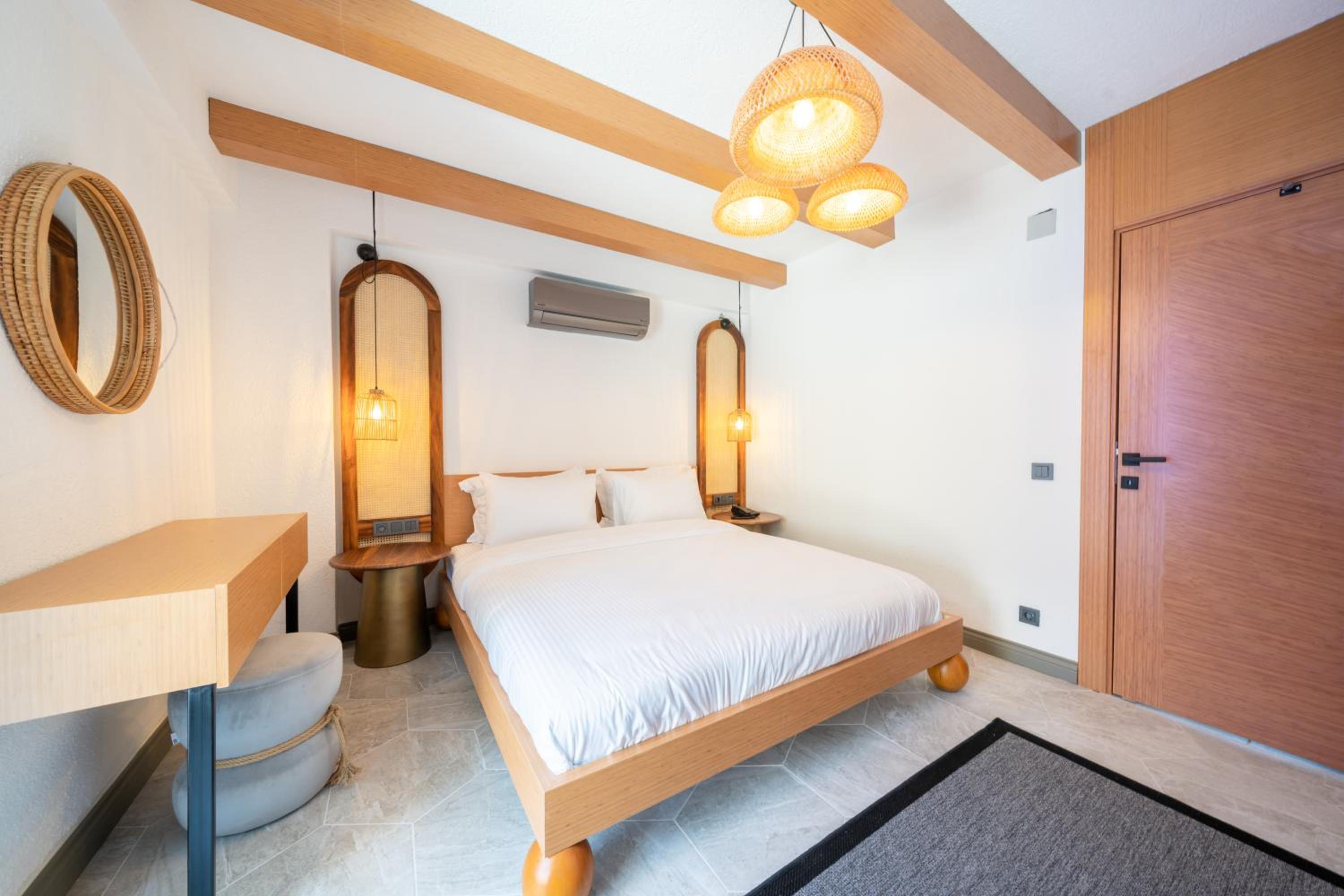 Deluxe Double Room with Side Sea View - Photo 11