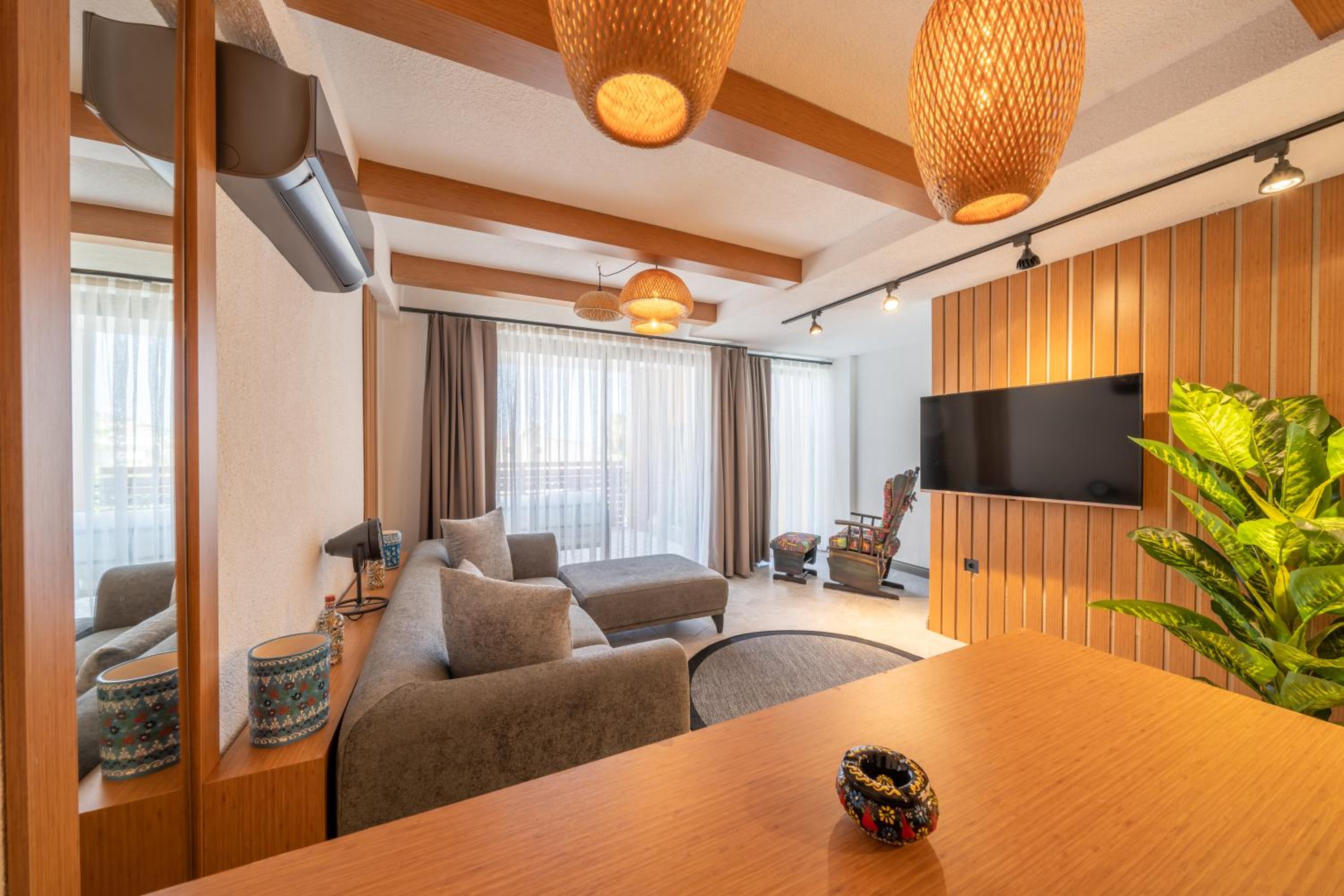 Deluxe Double Room with Side Sea View - Photo 9