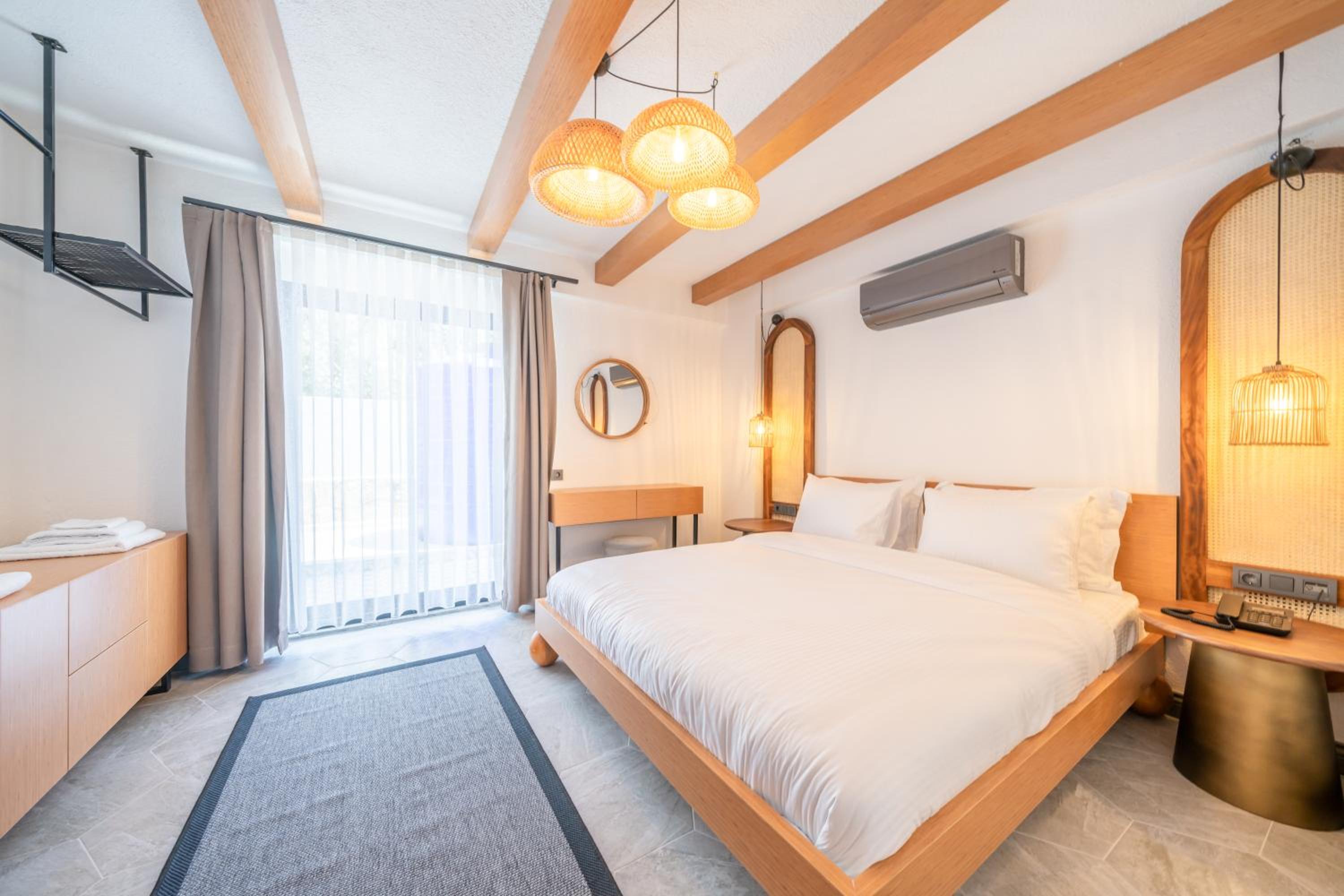 Deluxe Double Room with Side Sea View - Photo 8
