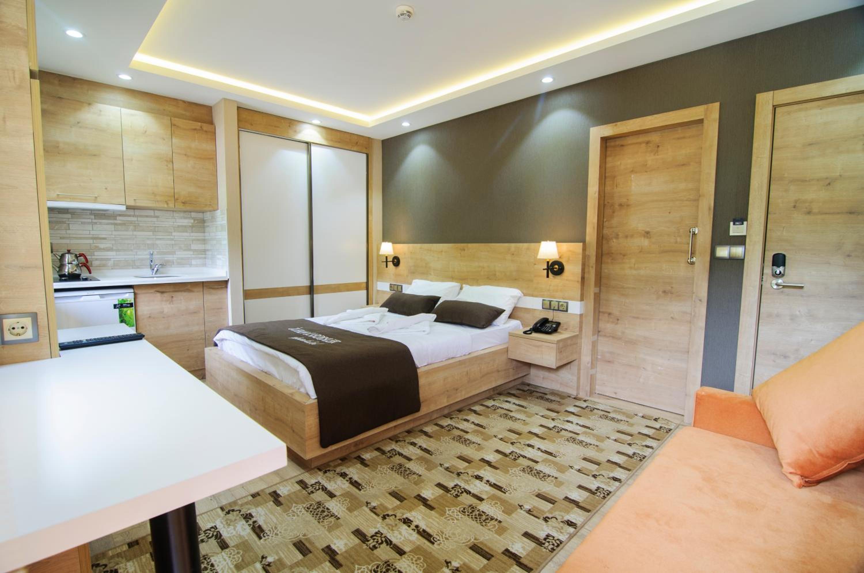 Deluxe Double Room with Lake View and Kitchenette photo 3