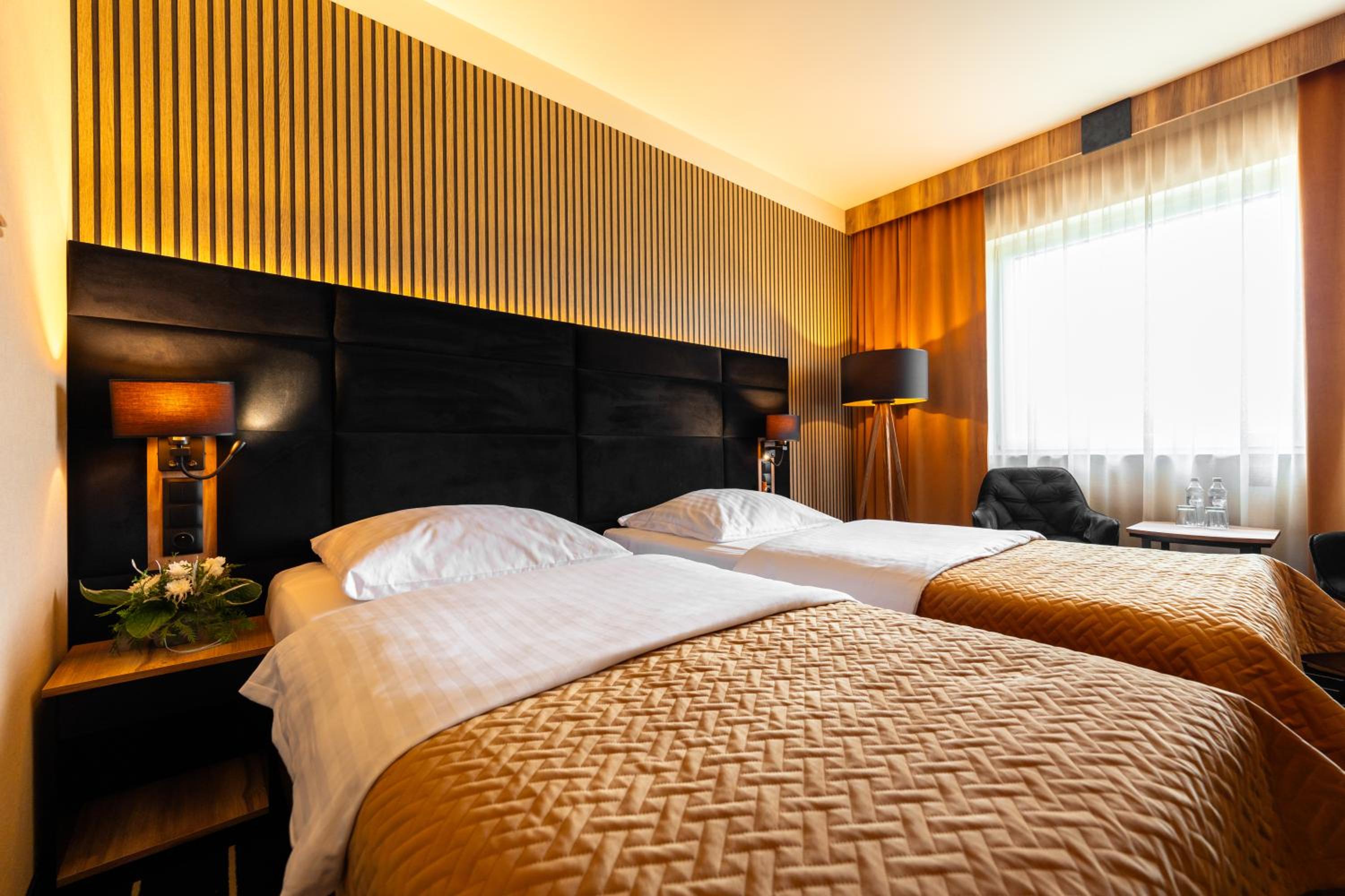 Business Twin Room - Photo 1
