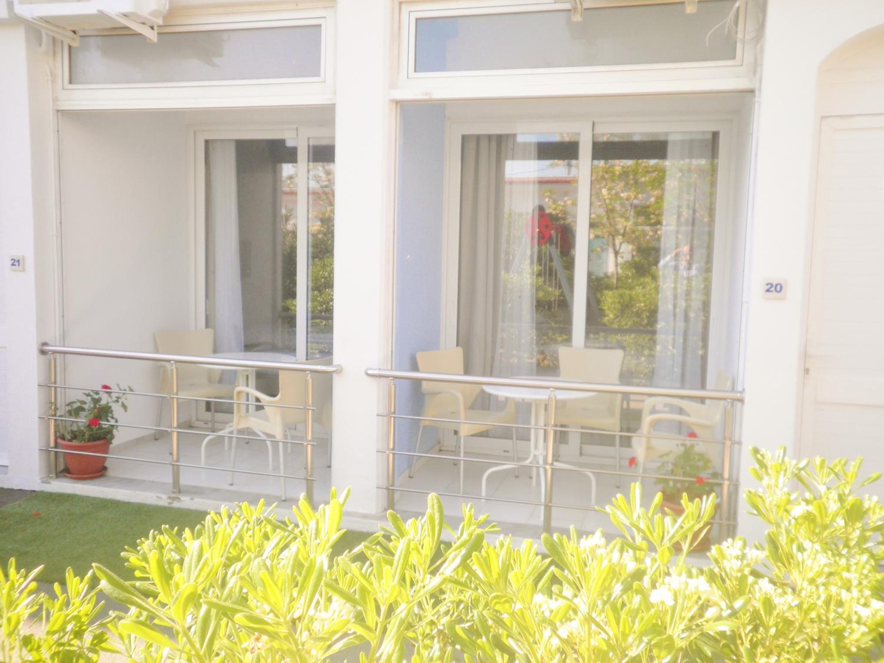 Triple bed studio with garden view - Photo 8