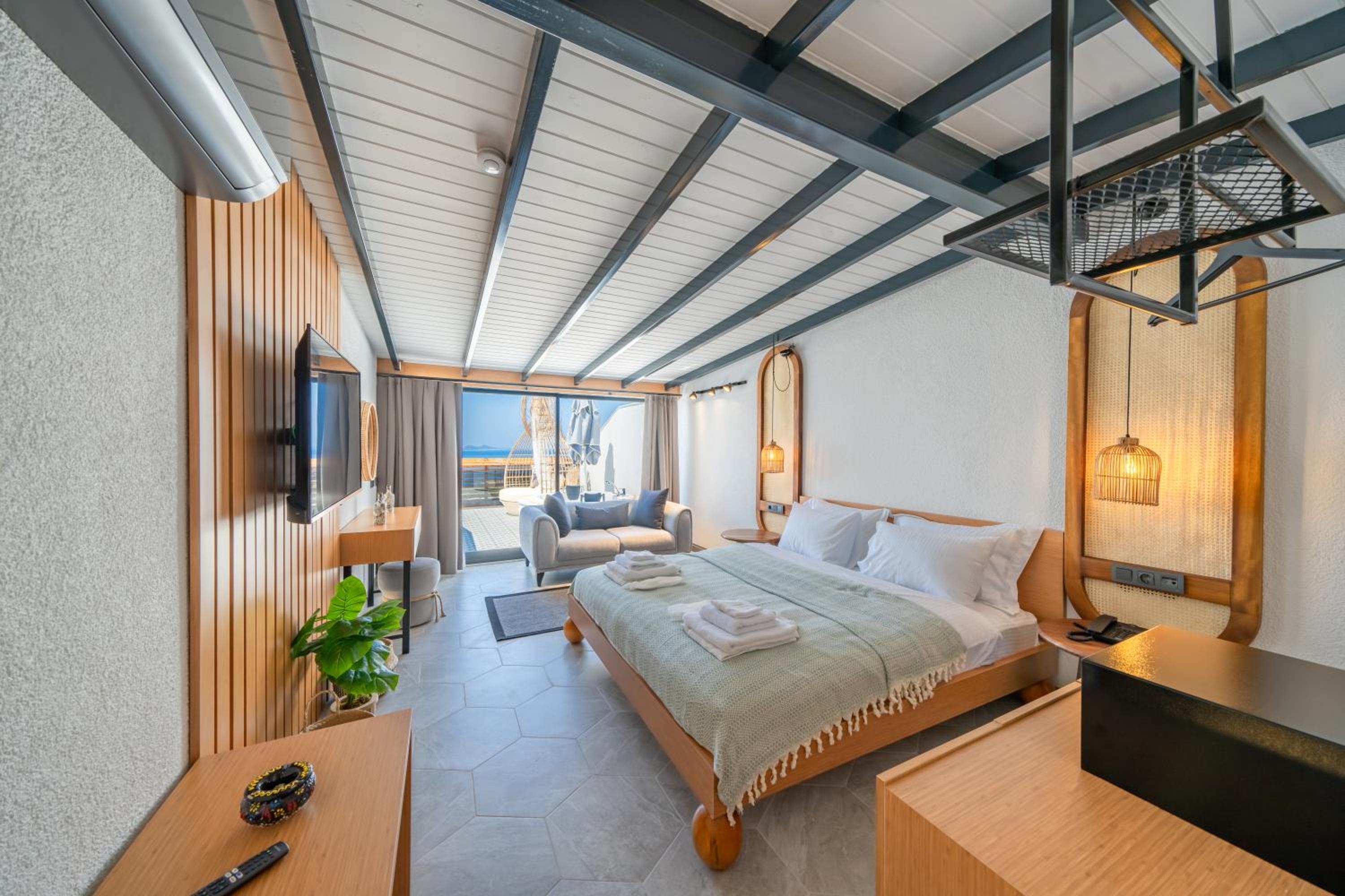 Deluxe Double Room with Bath - Photo 9