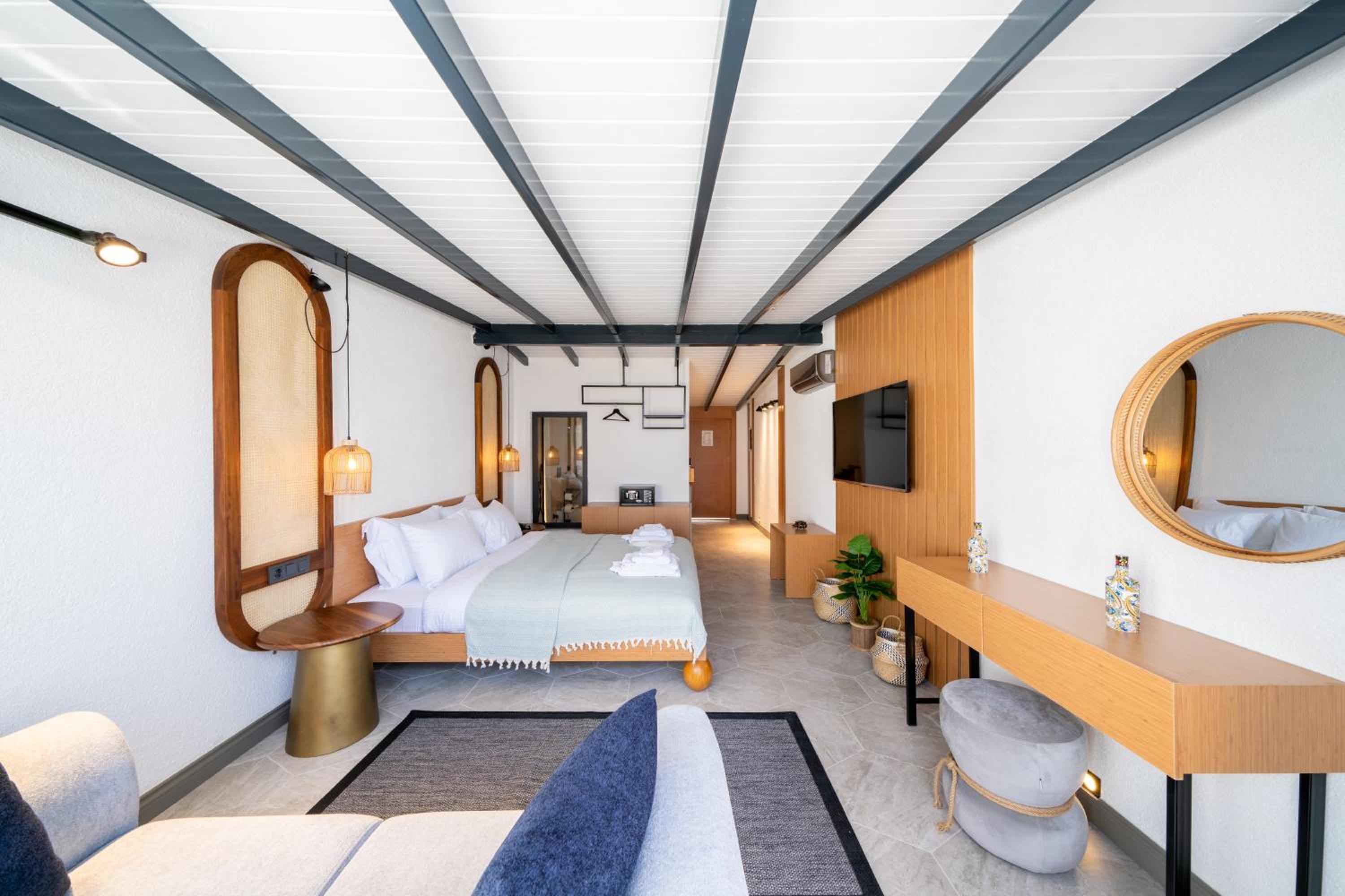 Deluxe Double Room with Bath - Photo 8