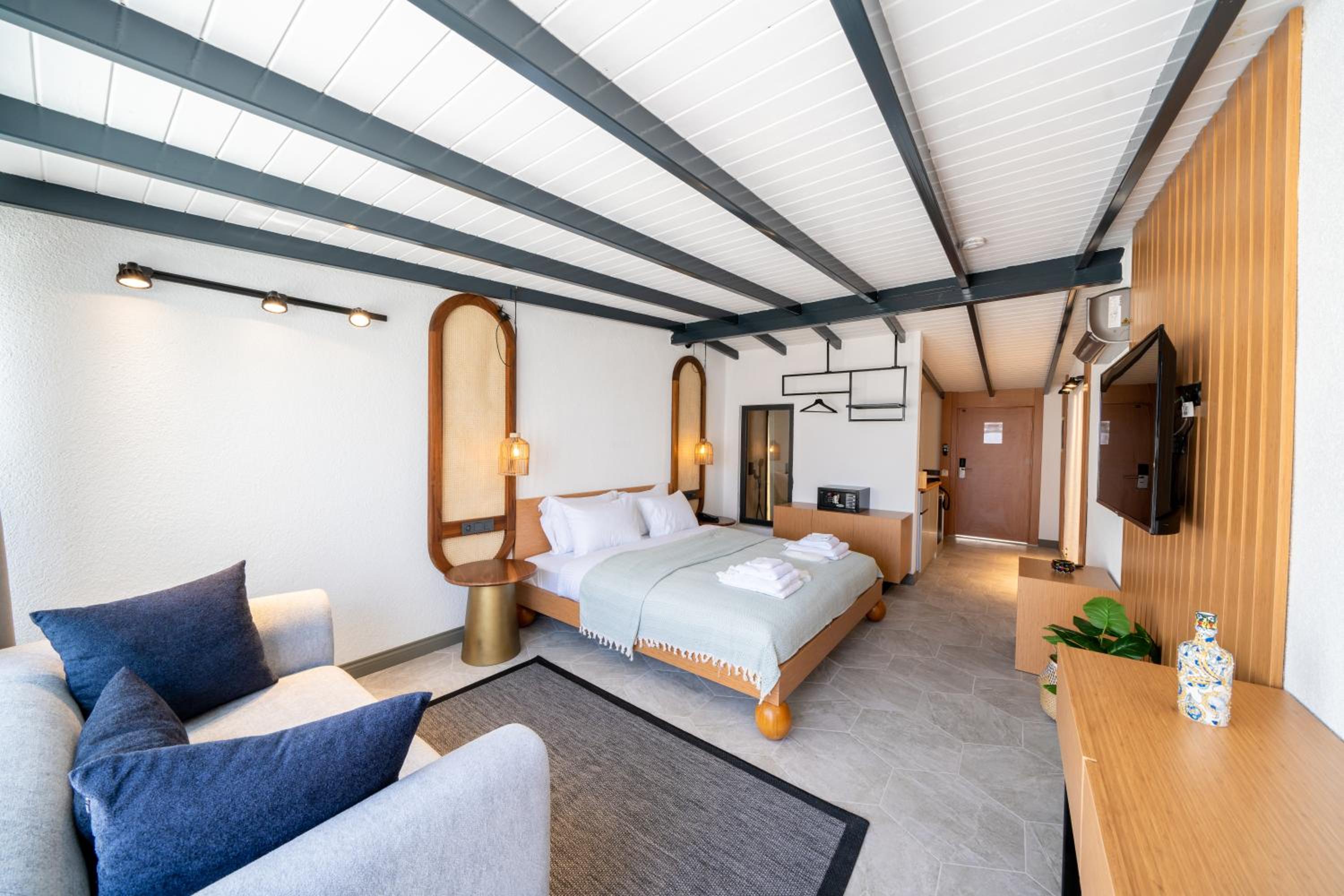 Deluxe Double Room with Bath - Photo 7
