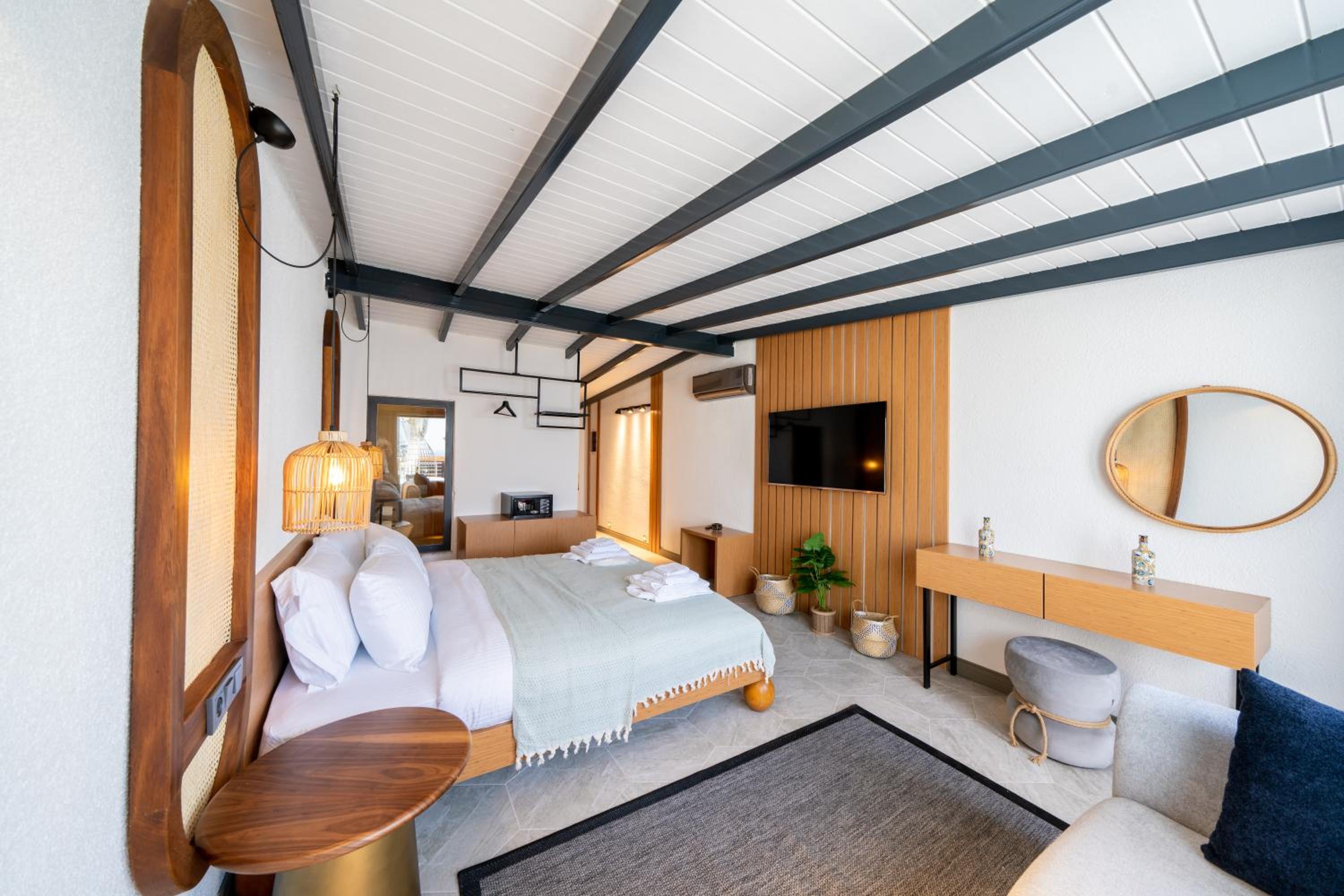 Deluxe Double Room with Bath - Photo 5
