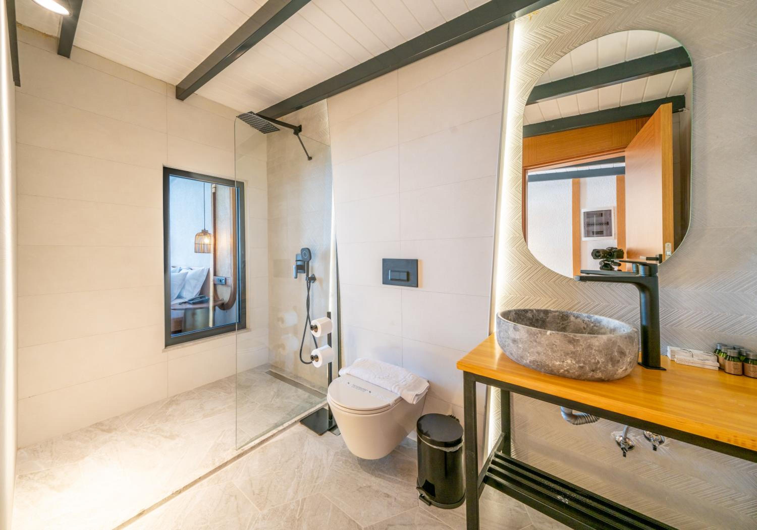 Deluxe Double Room with Bath - Photo 4