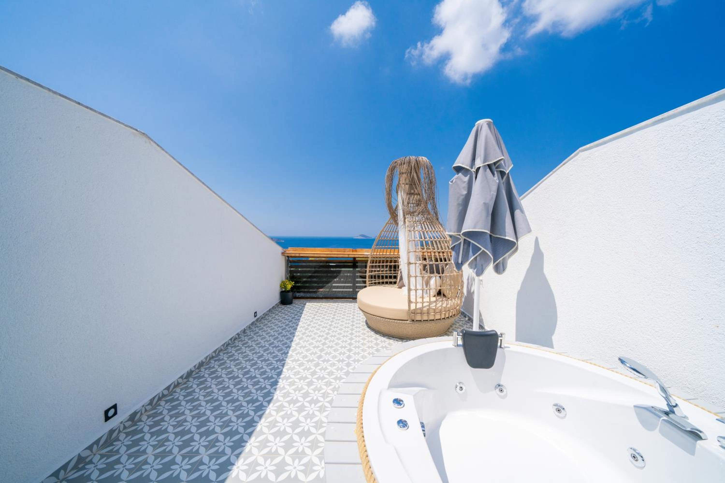 Deluxe Double Room with Bath - Photo 3