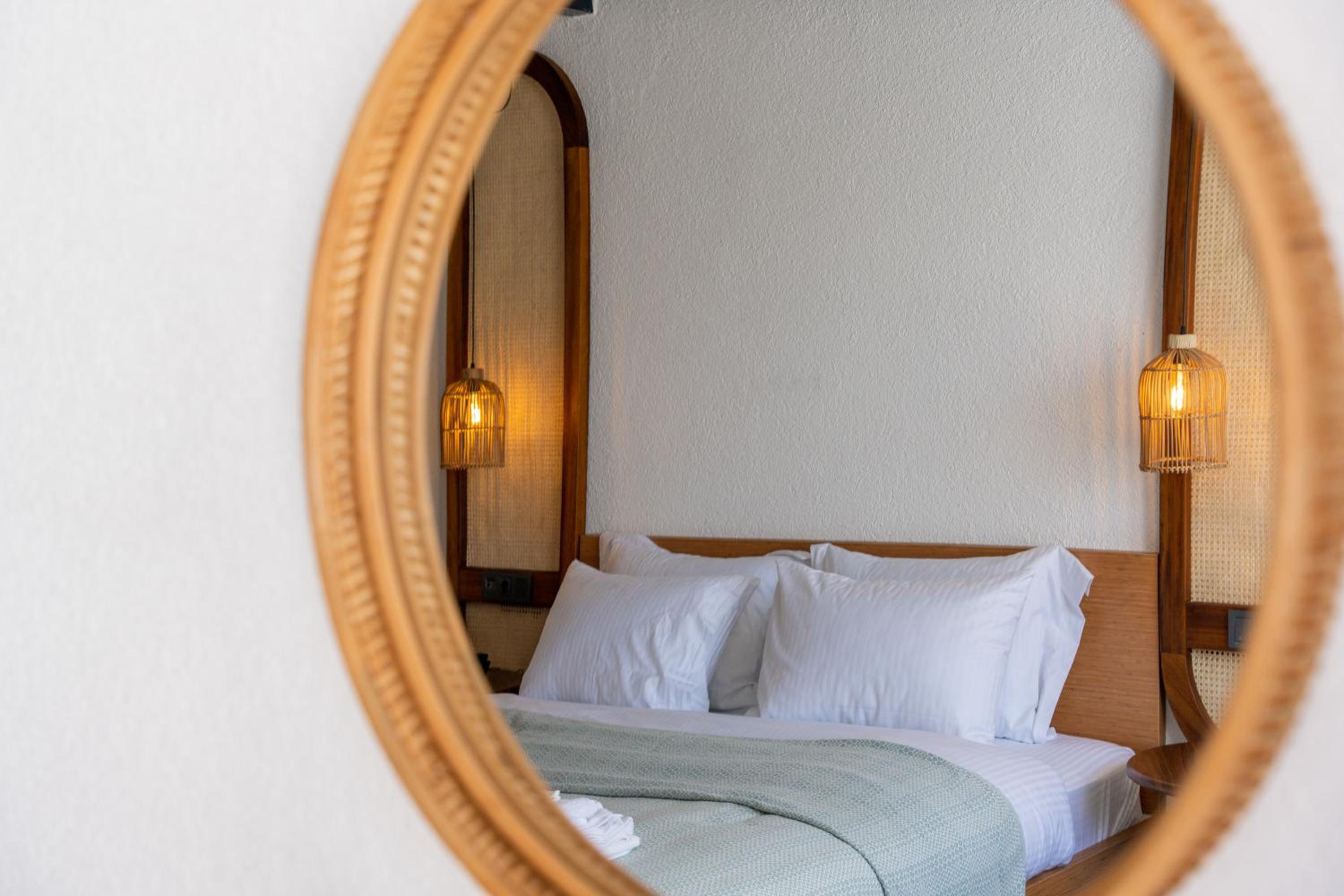 Deluxe Double Room with Bath - Photo 2