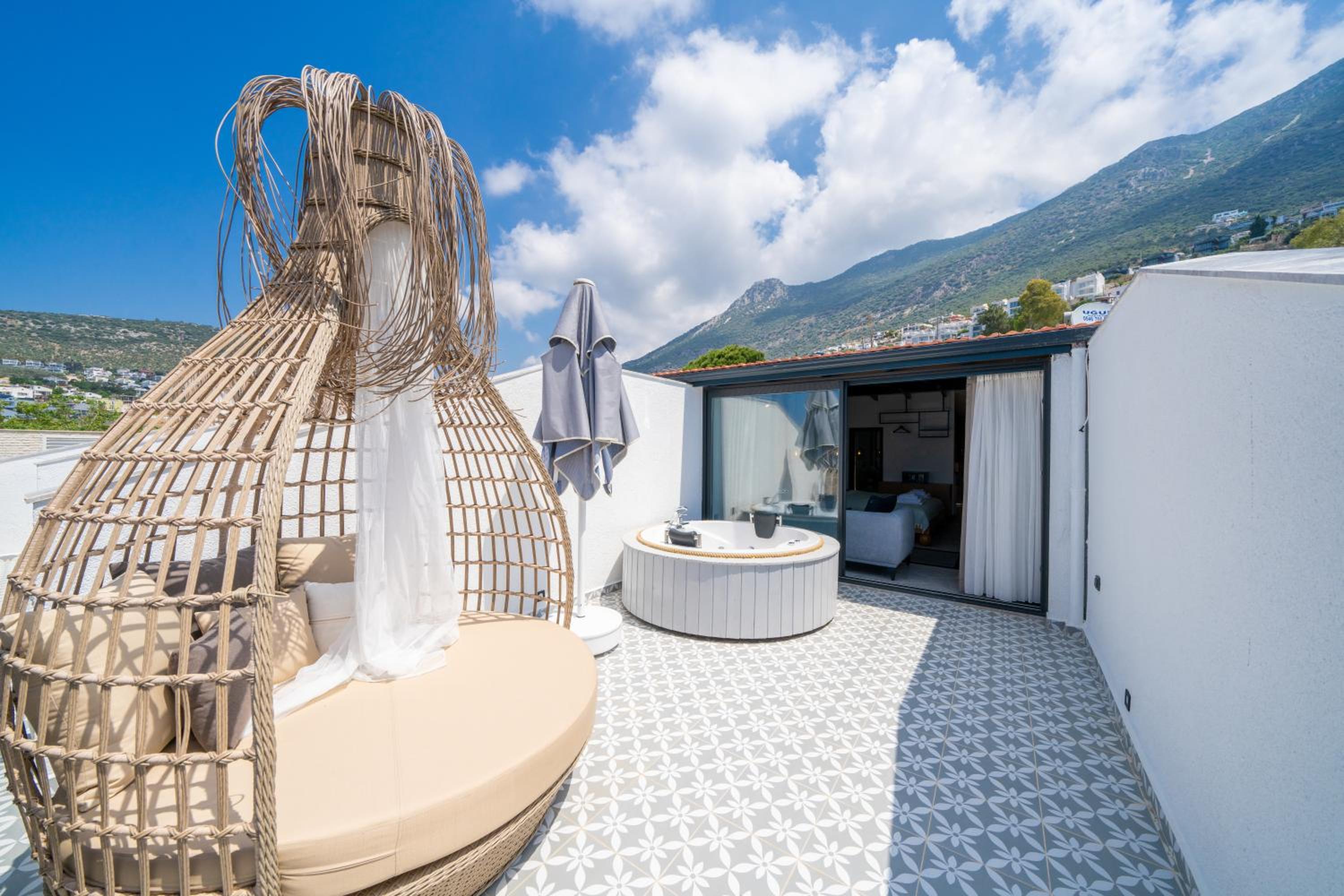 Deluxe Double Room with Bath - Photo 10