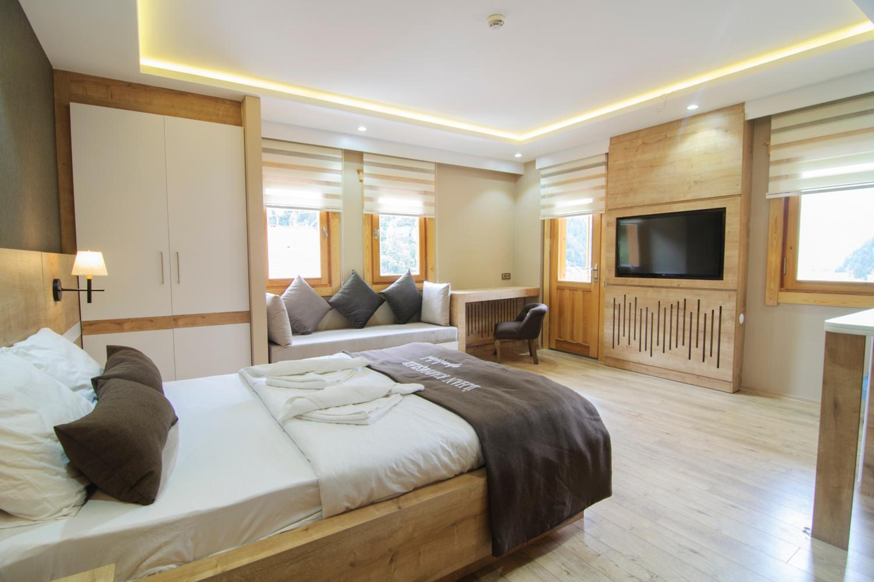 Triple Room with Lake View