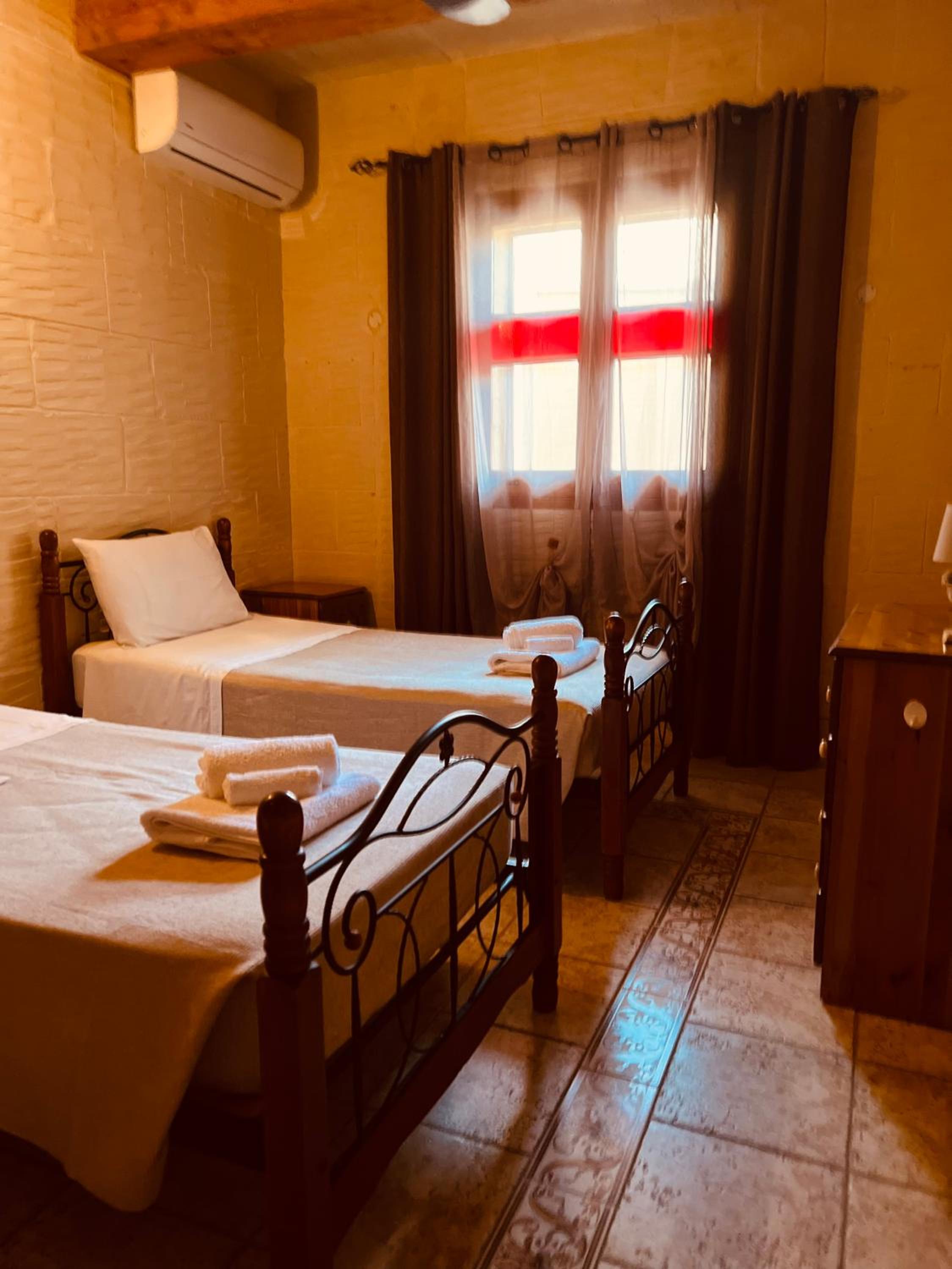 Twin Room with Private External Bathroom