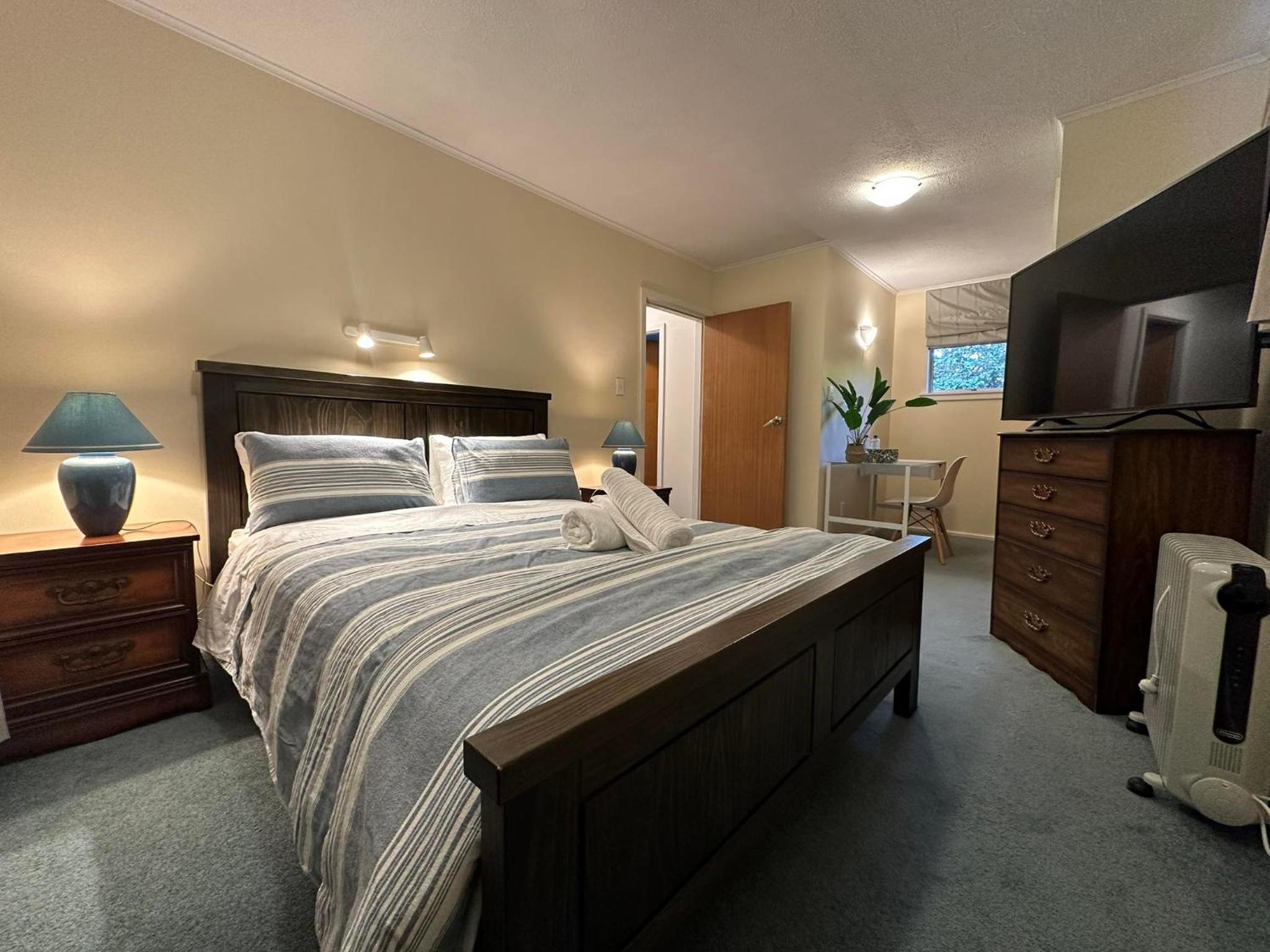 Queen Room with Shared Bathroom photo 2