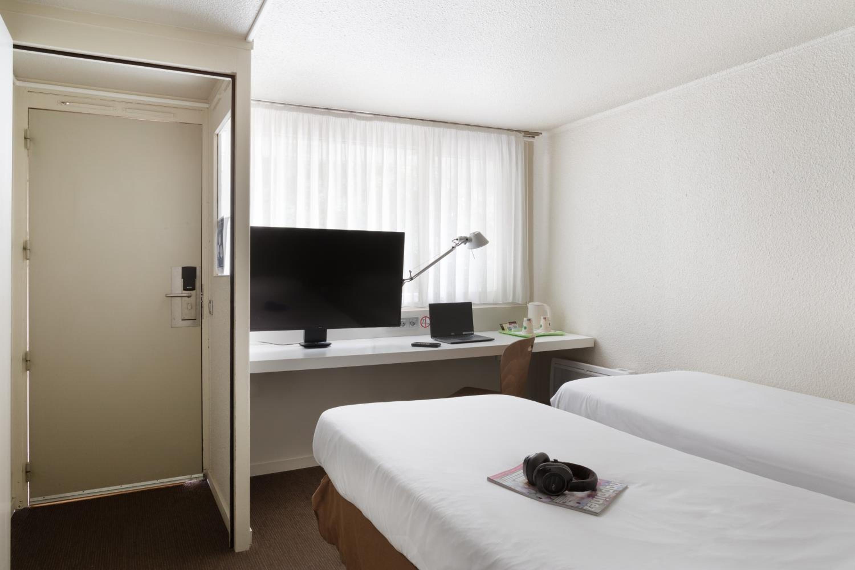 Twin Room - Photo 2