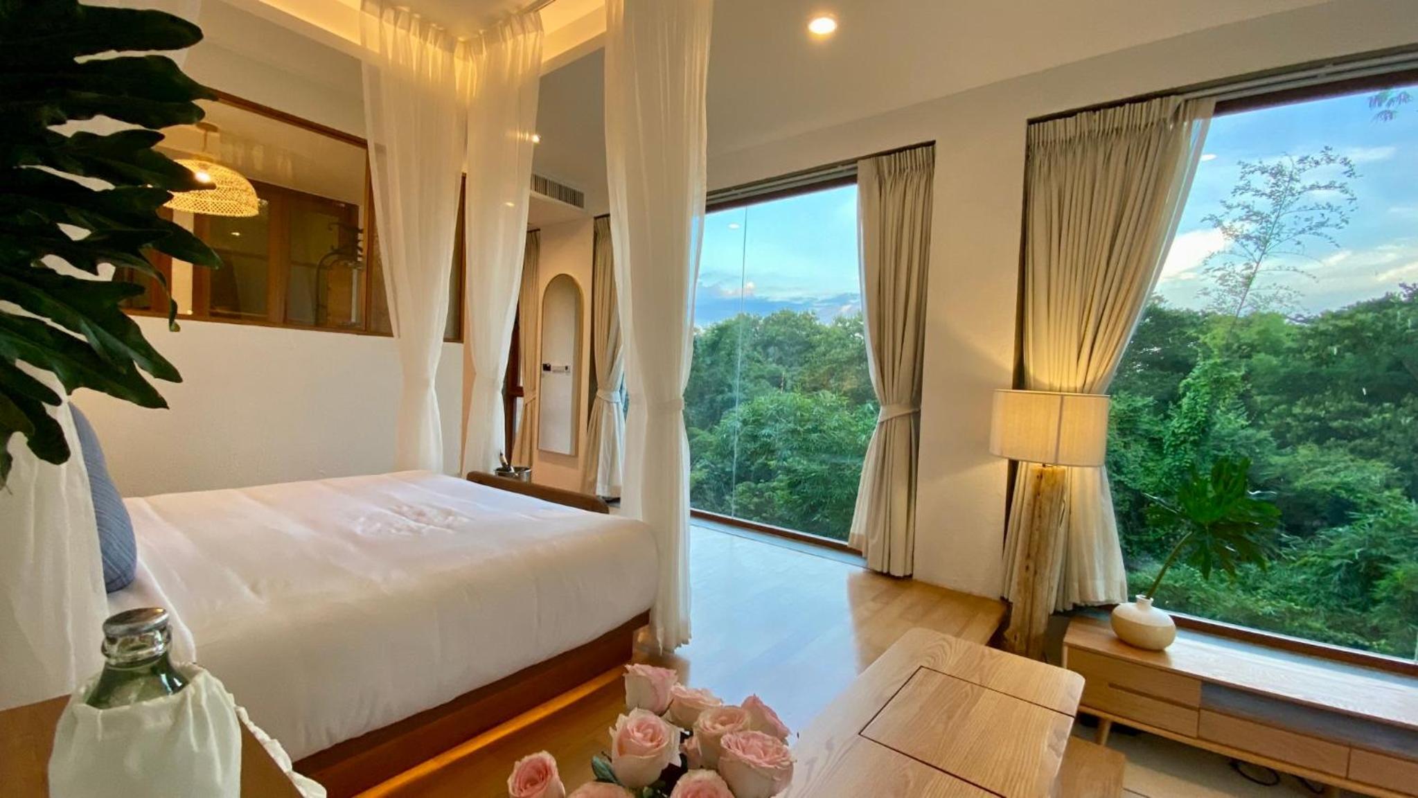 Honeymoon Grandview with Bathtub on The Balcony Room photo 3