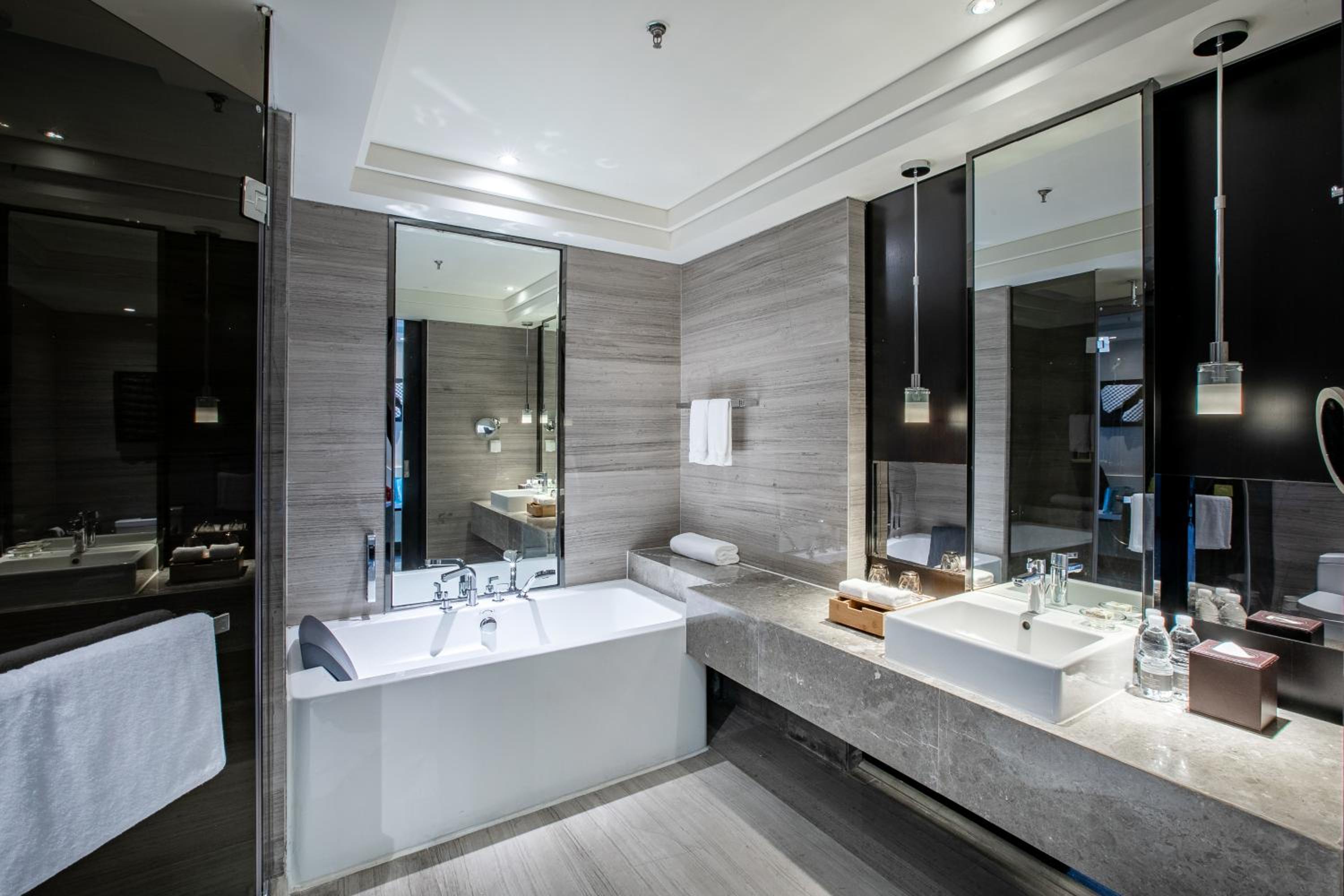 King or Twin Room with City View - Photo 4