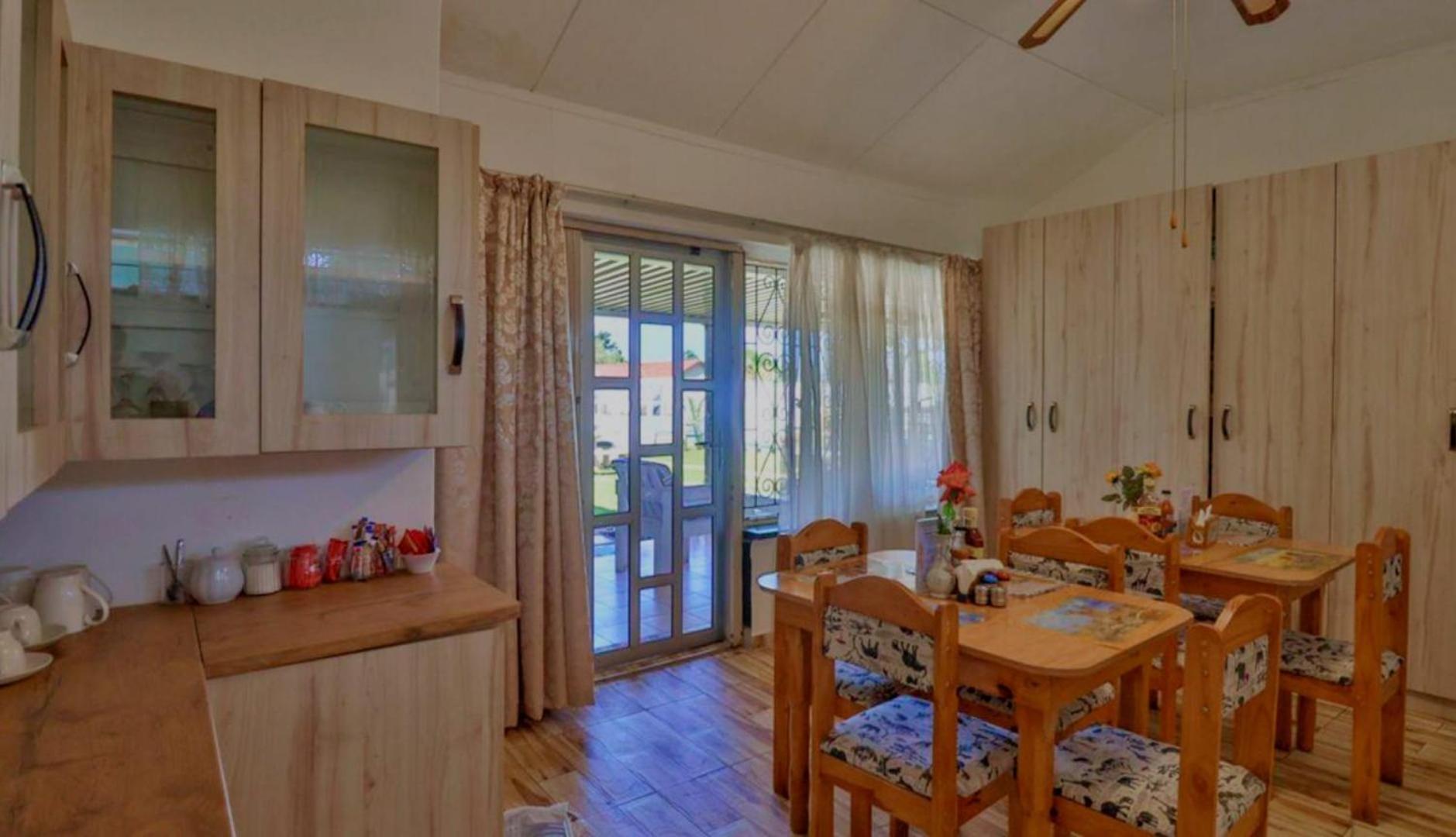 Executive Suite - Photo 18