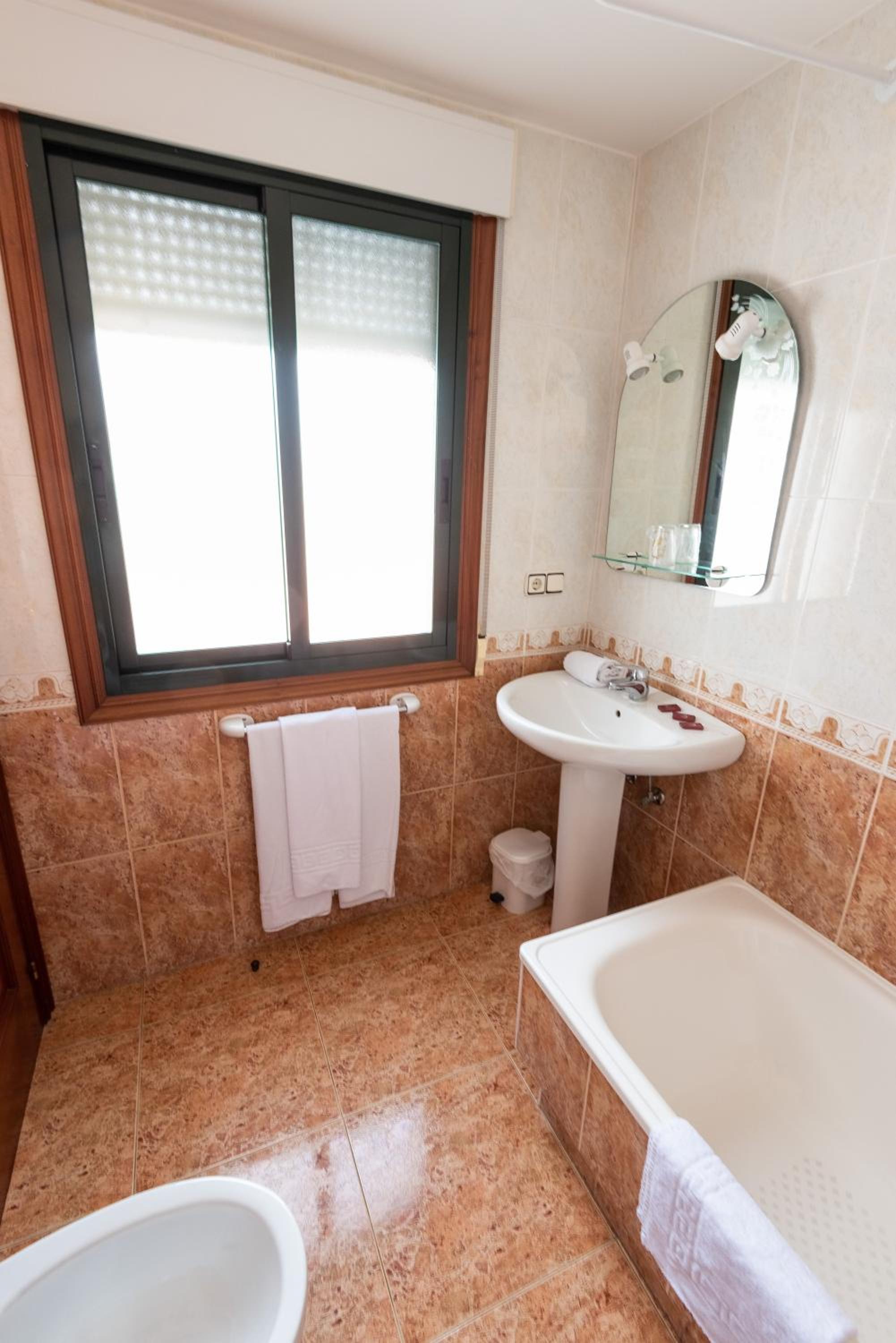 Double or Twin Room - Photo 4