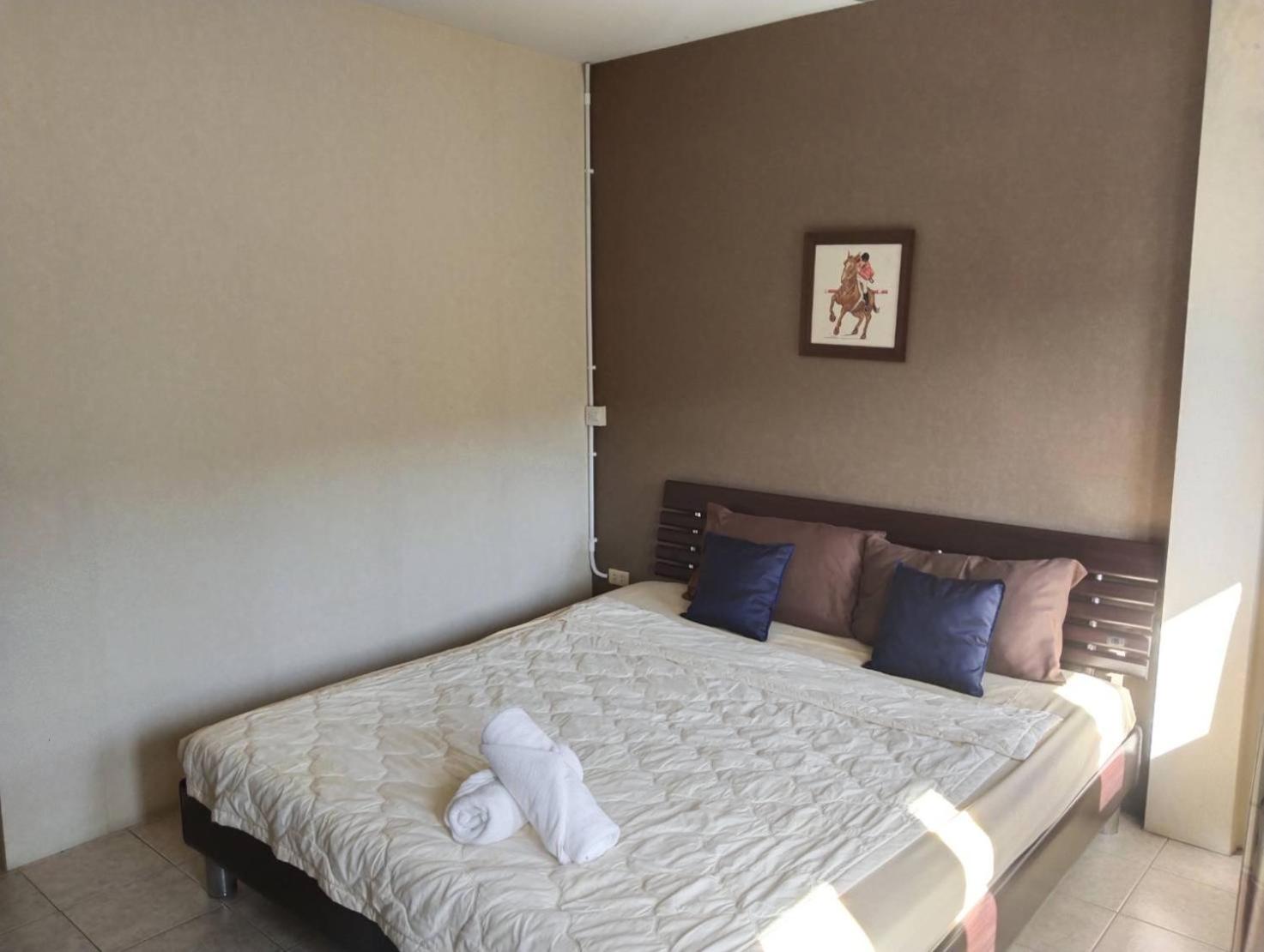 Deluxe King Room - Photo 9