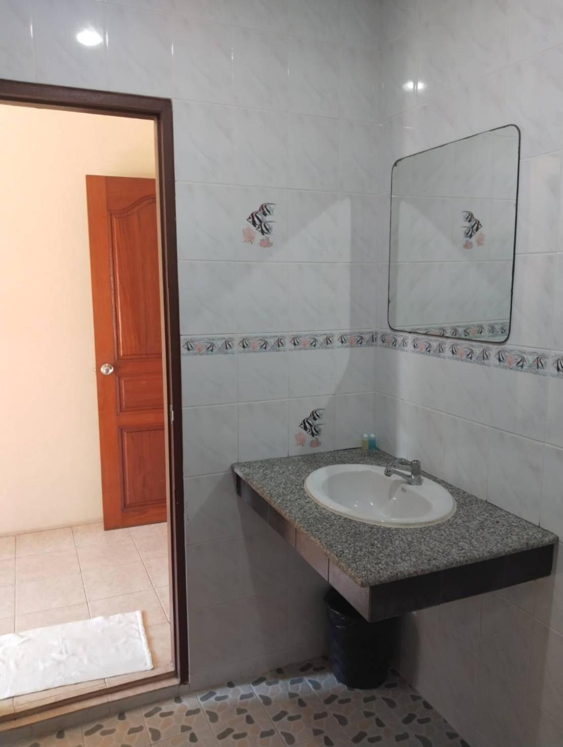 Deluxe King Room - Photo 14