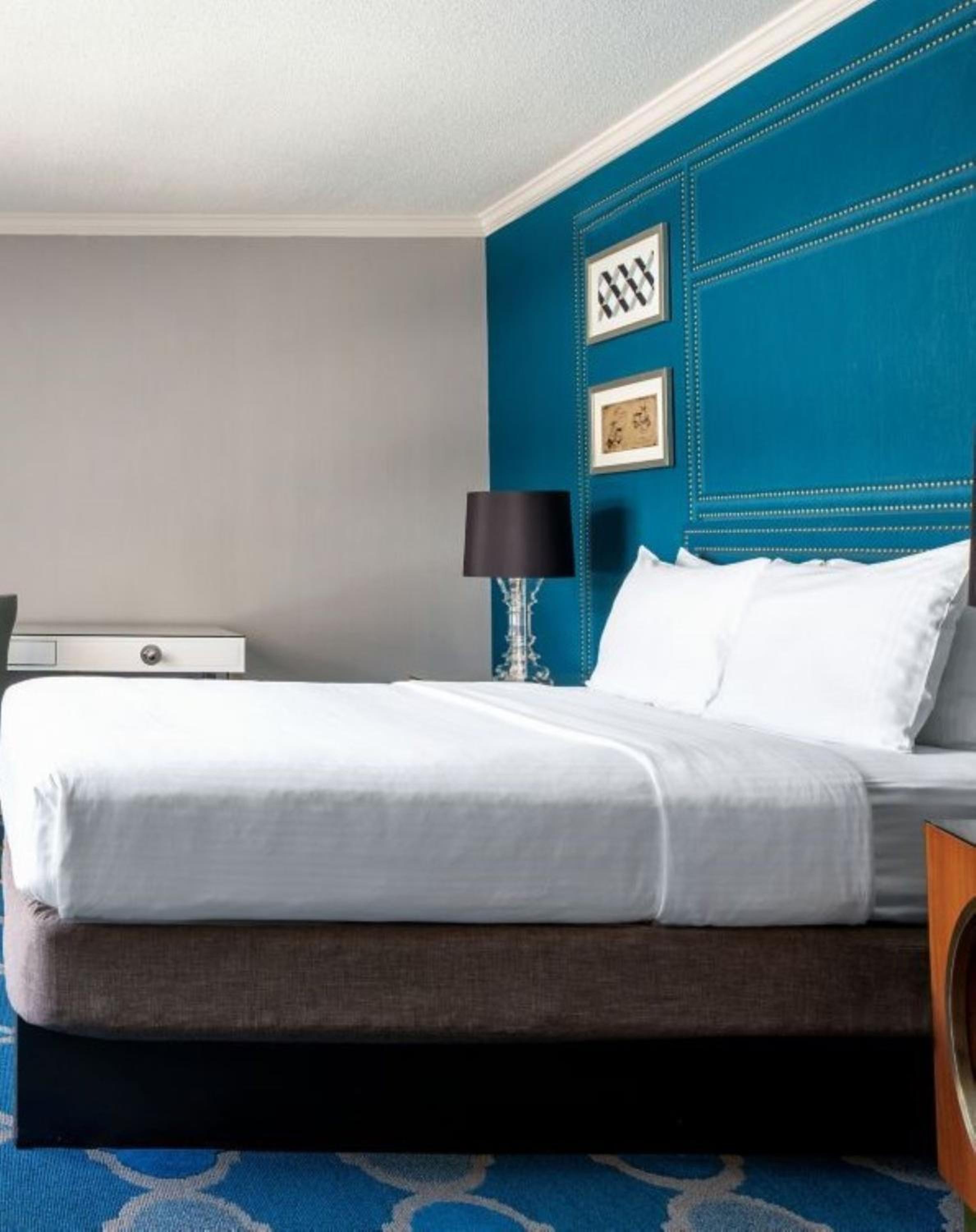 Deluxe Guest Room with 1 Queen - Photo 2