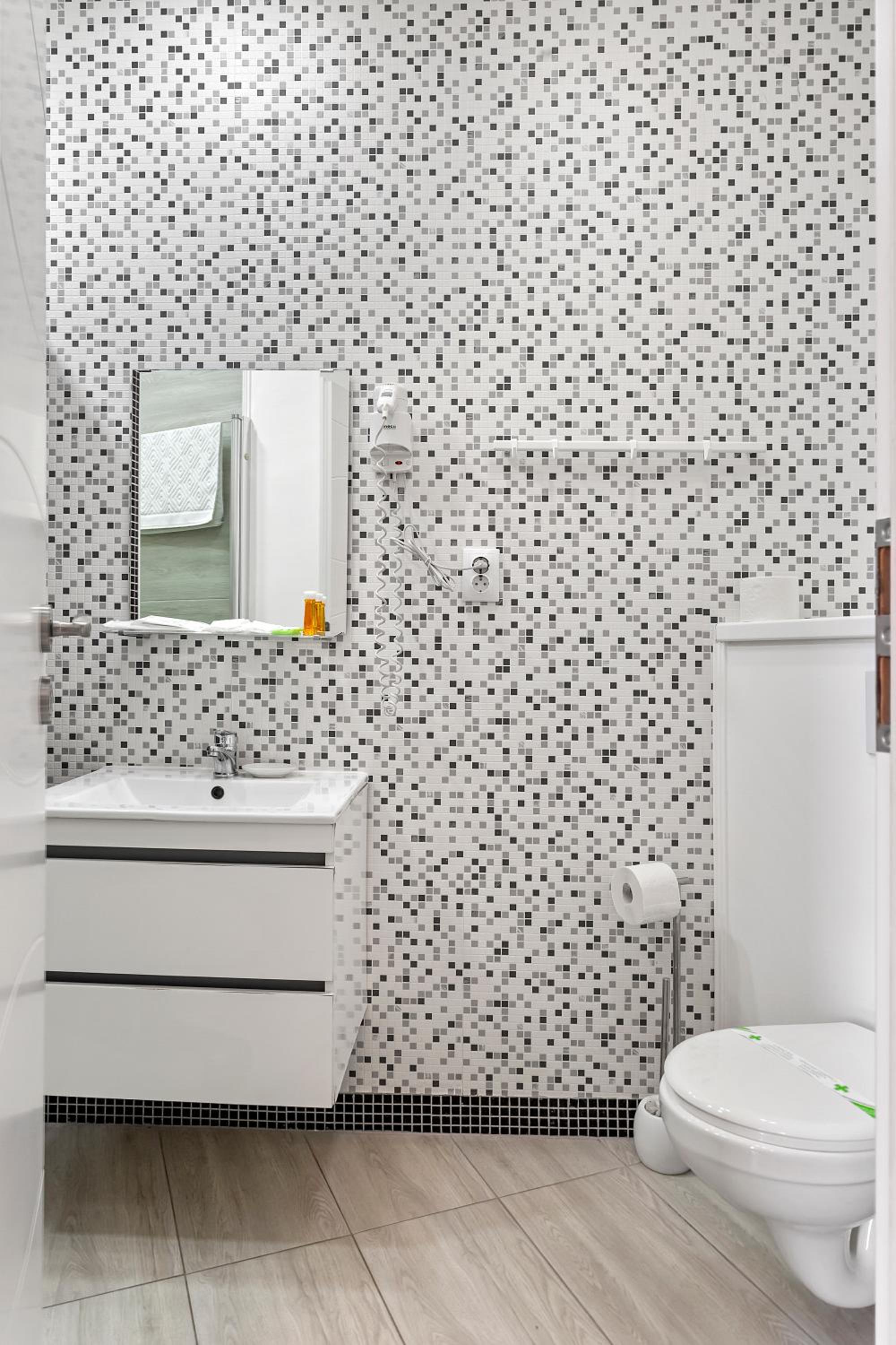 Double Room with Private Bathroom - Photo 14