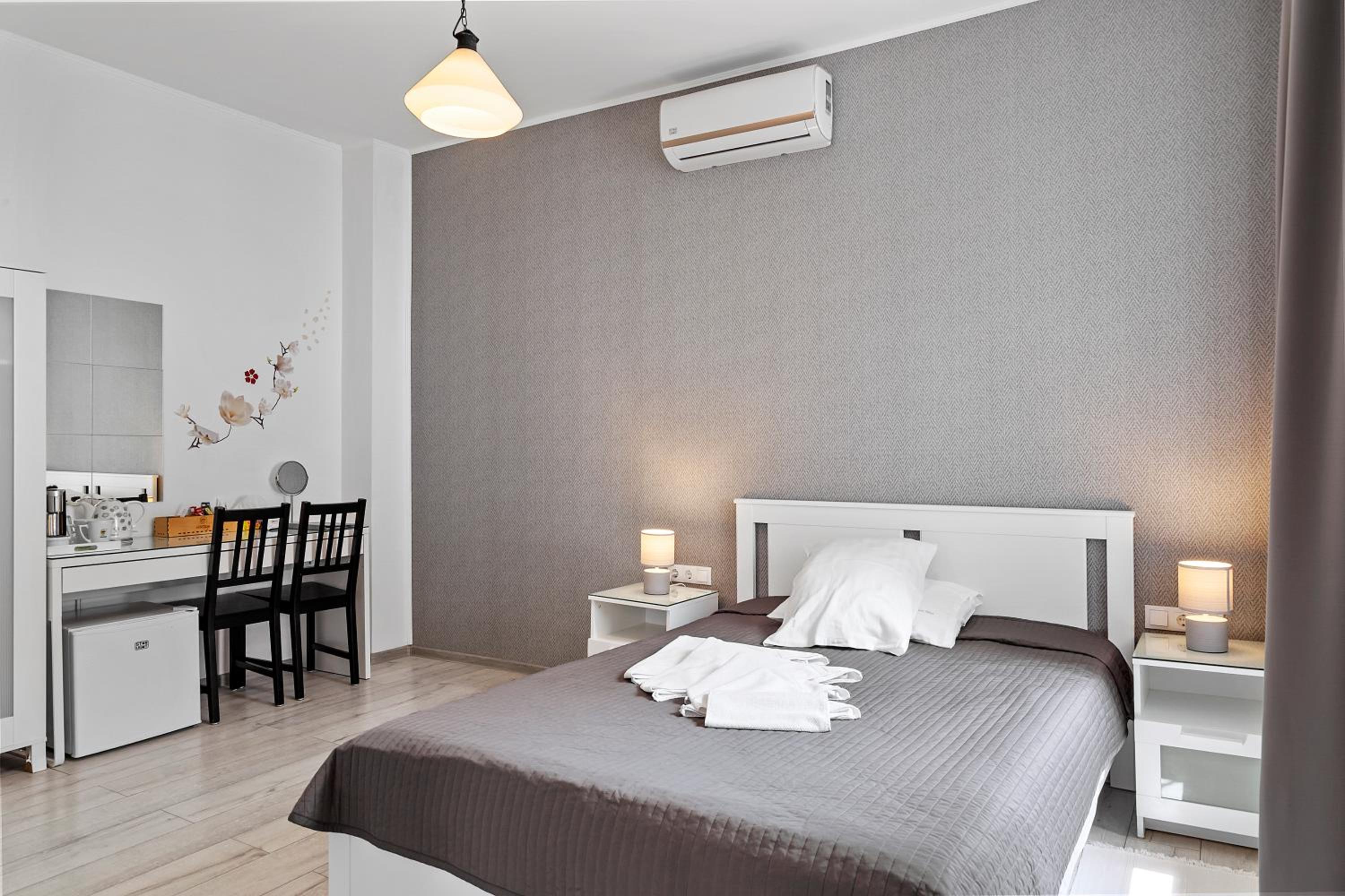 Double Room with Private Bathroom - Photo 8