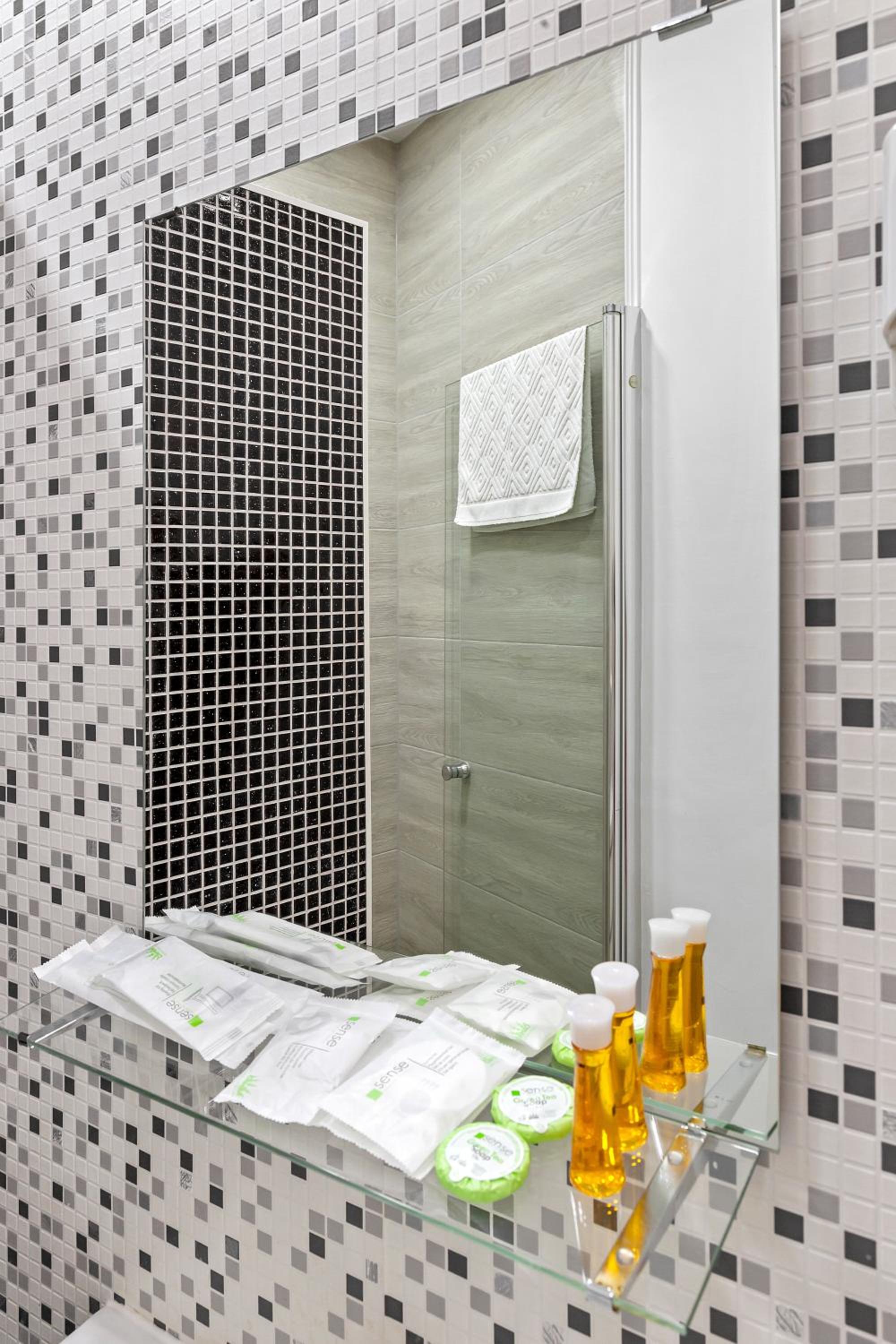 Double Room with Private Bathroom - Photo 9