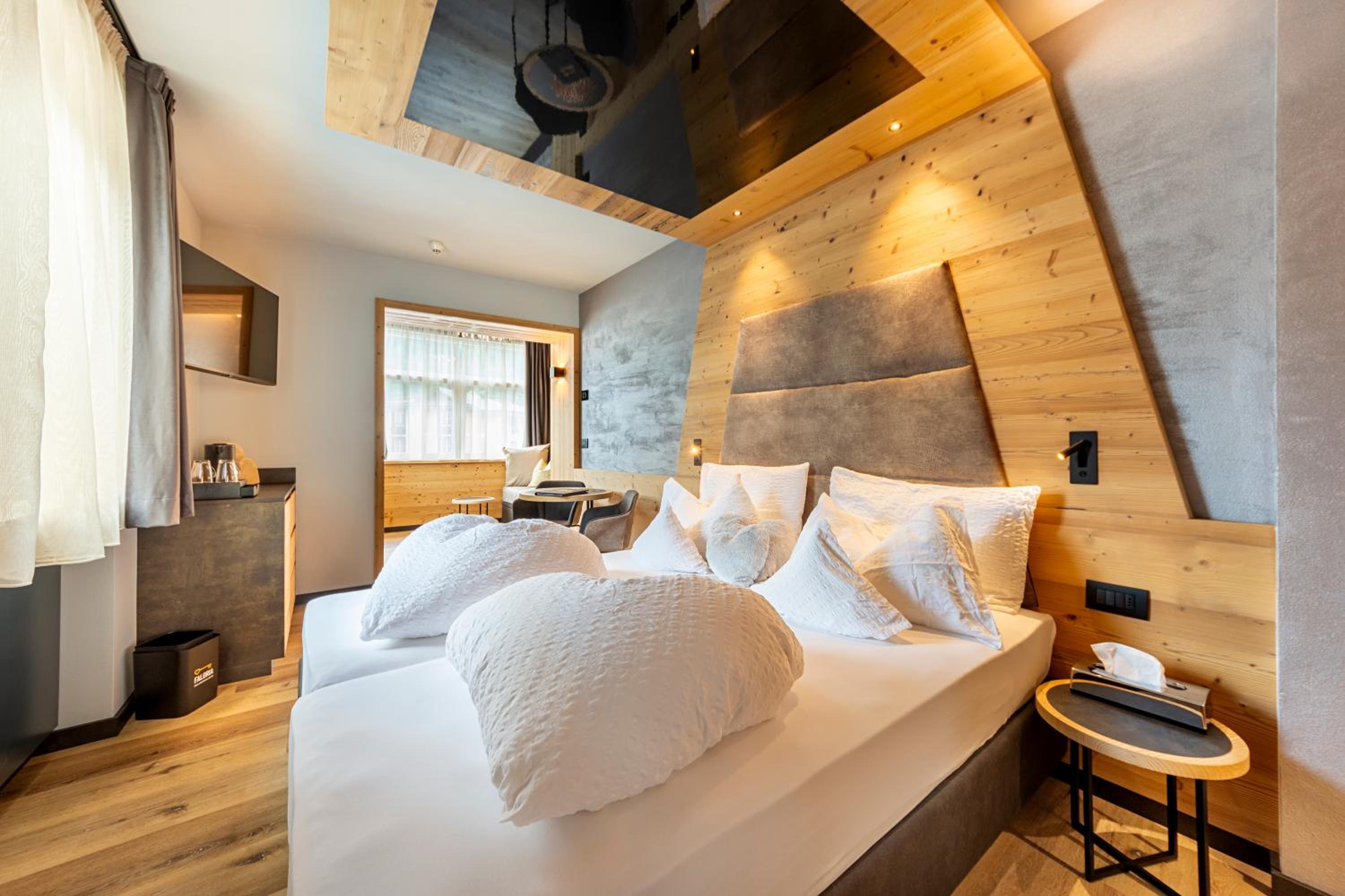 Superior Suite - Photo 14