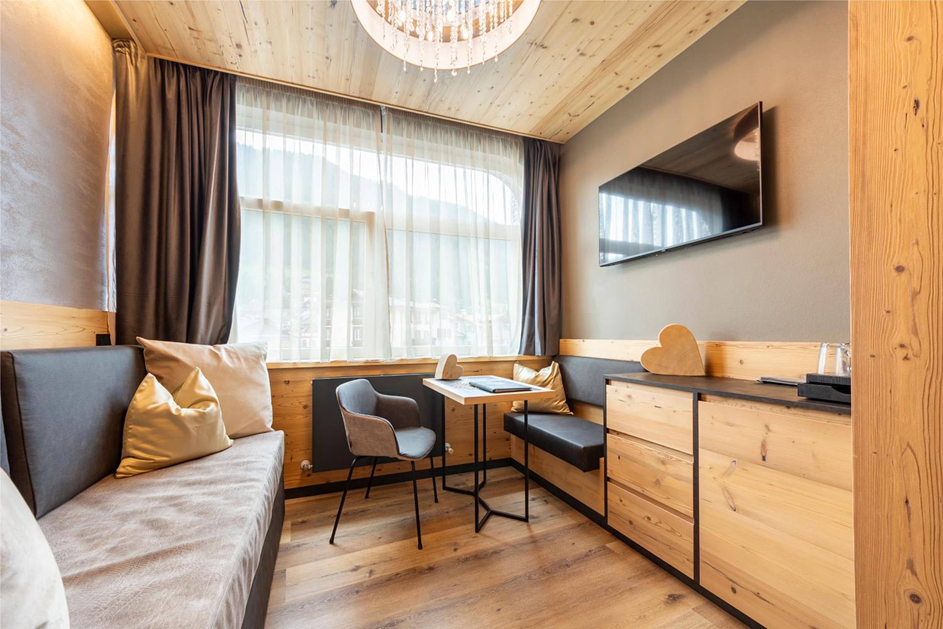 Superior Suite - Photo 11