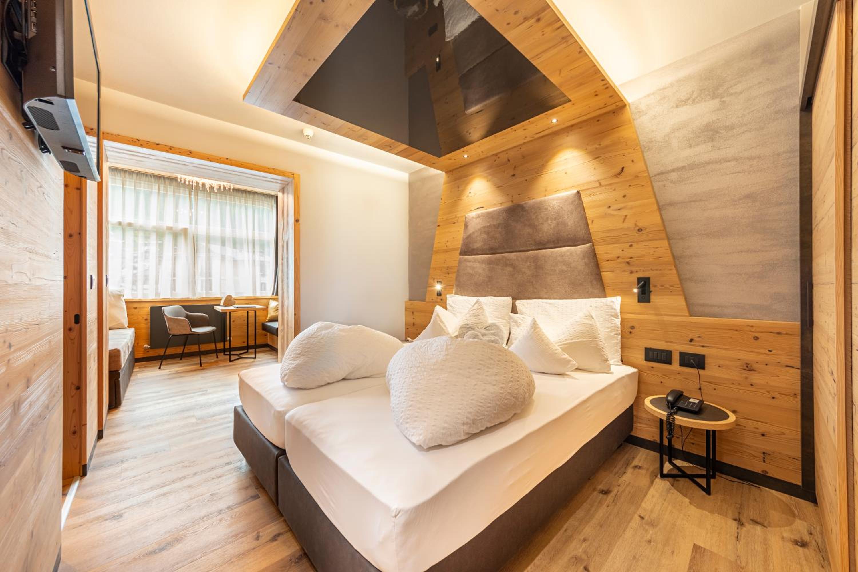 Superior Suite - Photo 13