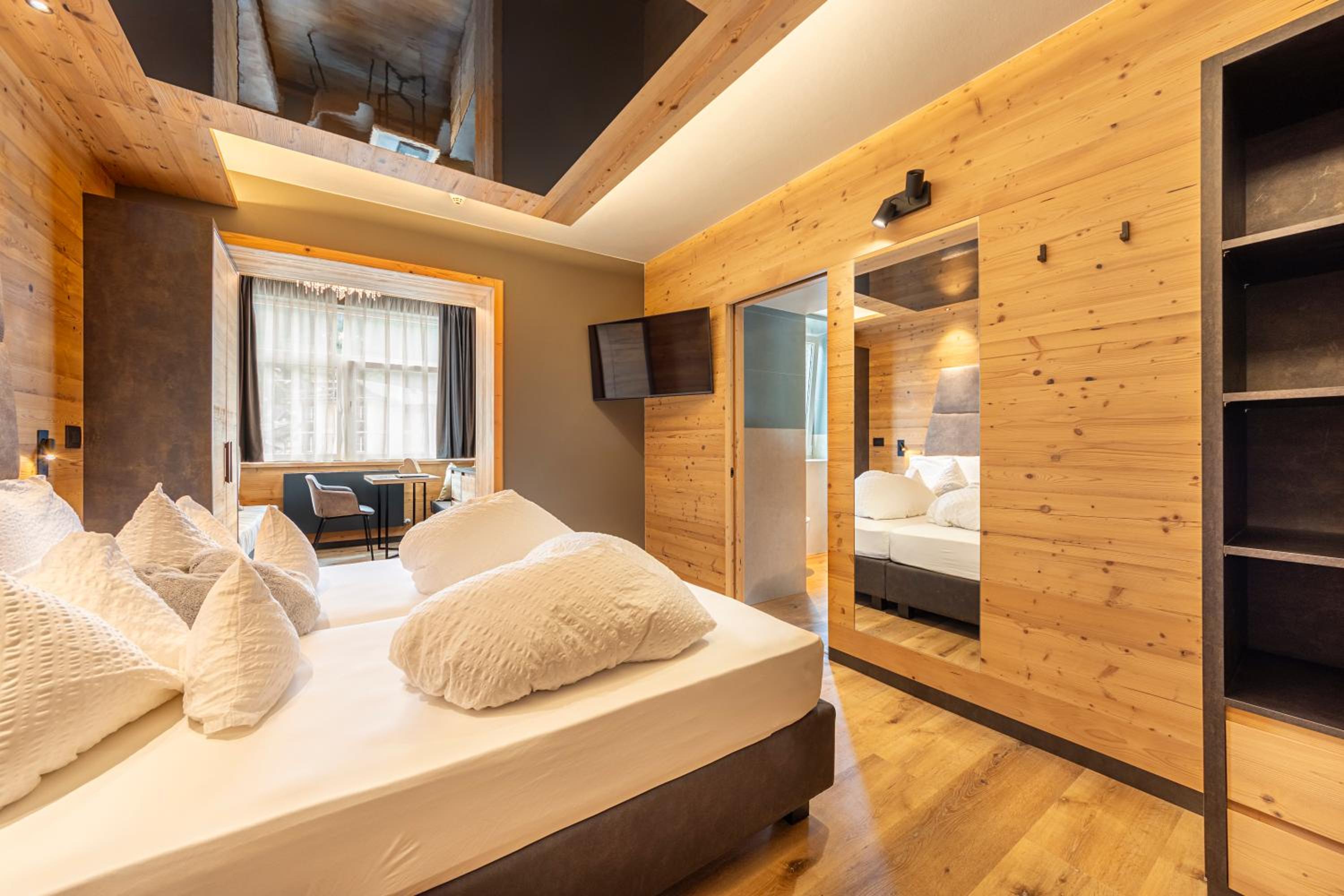 Superior Suite - Photo 9