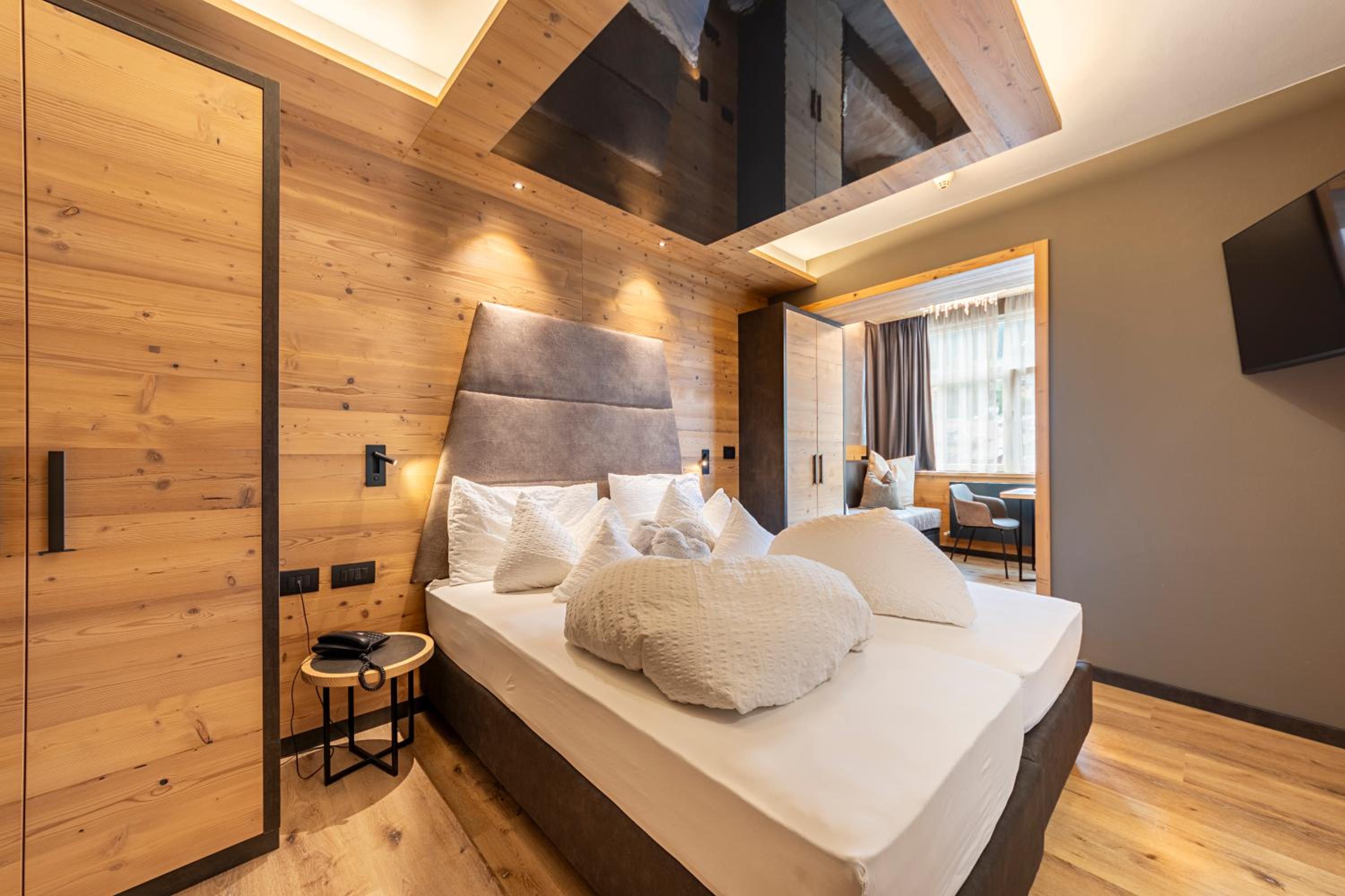 Superior Suite - Photo 8