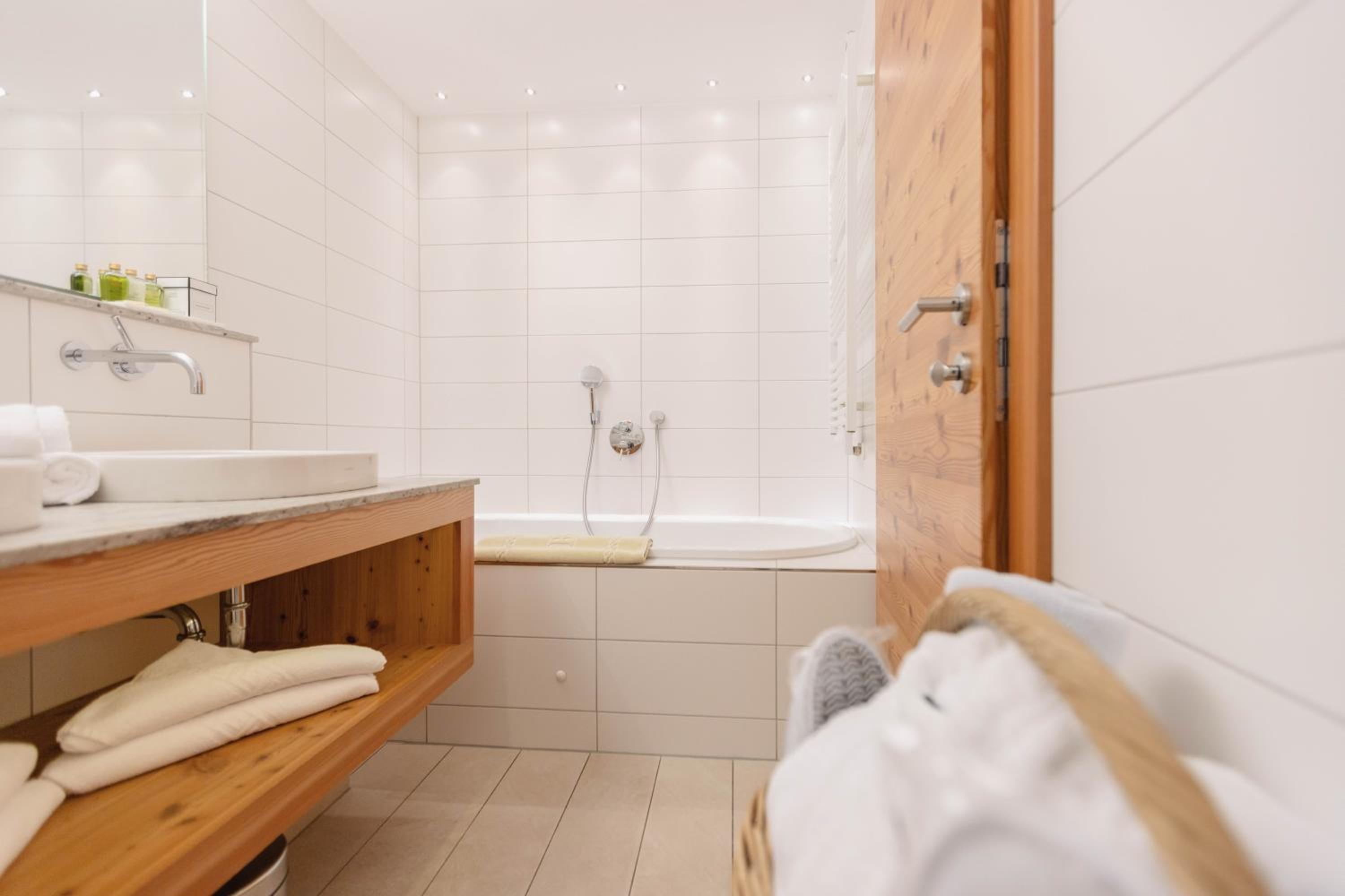 Junior Suite with Balcony - Photo 8