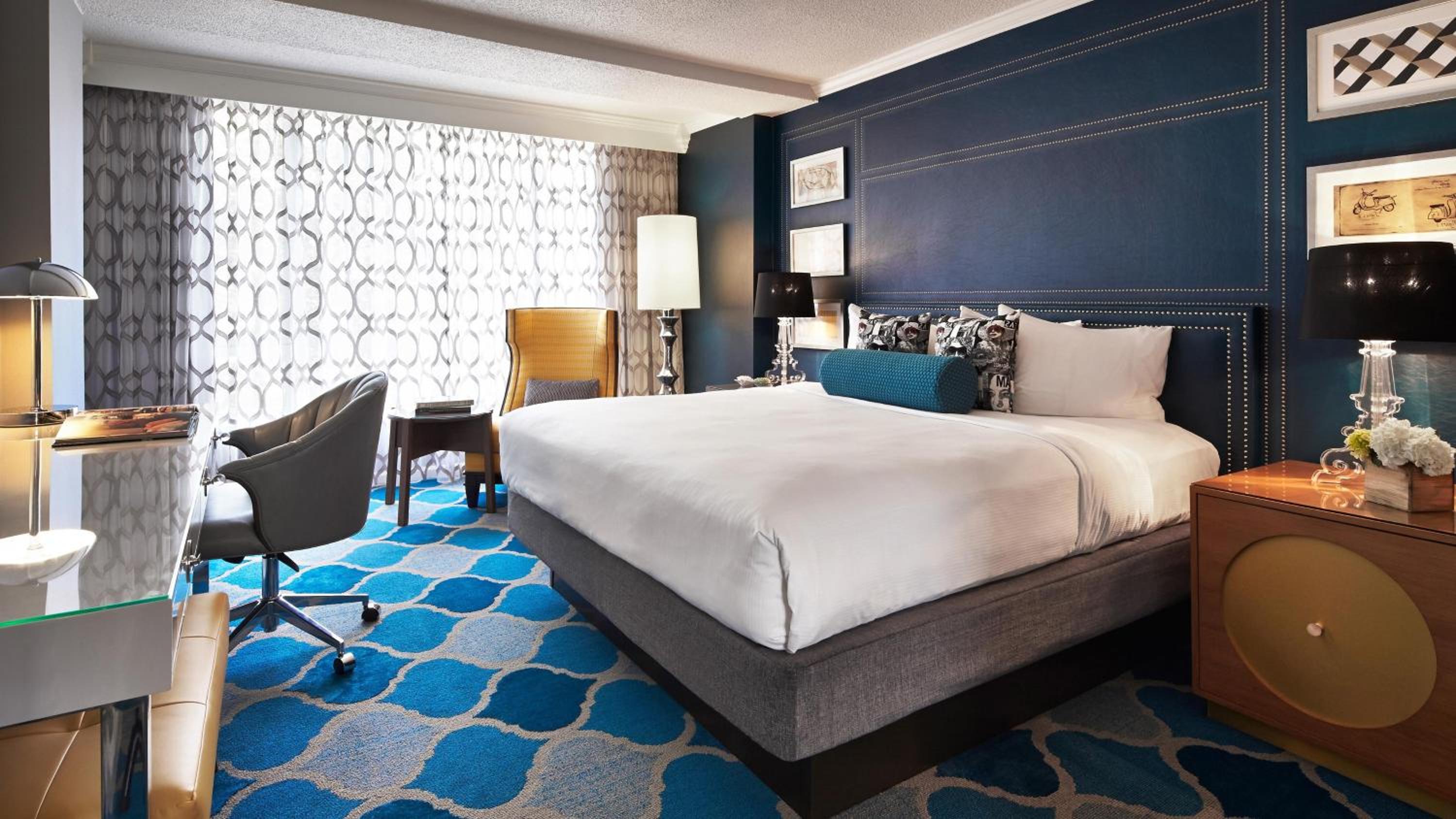 Deluxe King Room with Adapted Tub - Mobility and Hearing Accessible - Photo 1