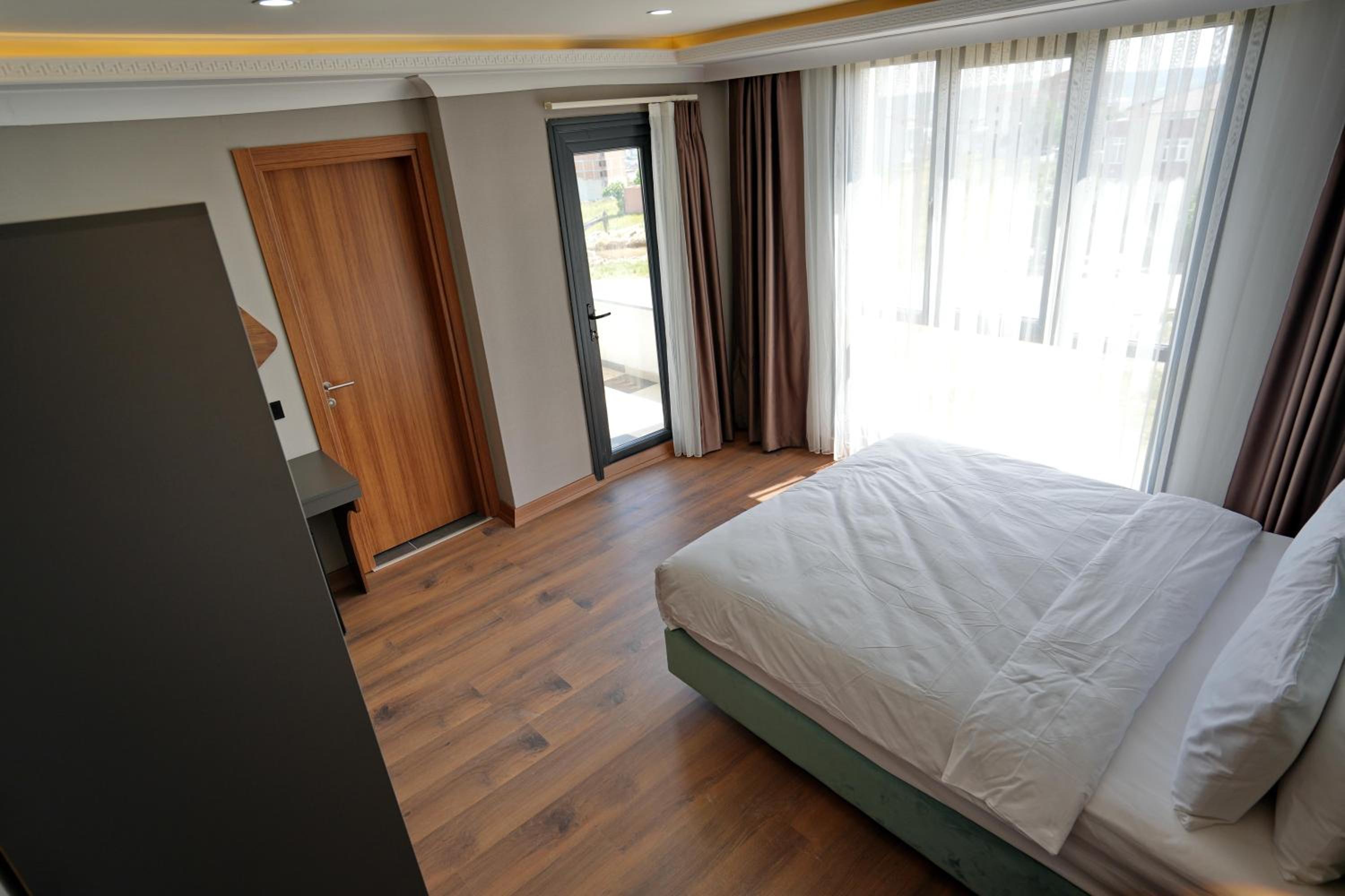 Deluxe Double Room with Balcony - Photo 8