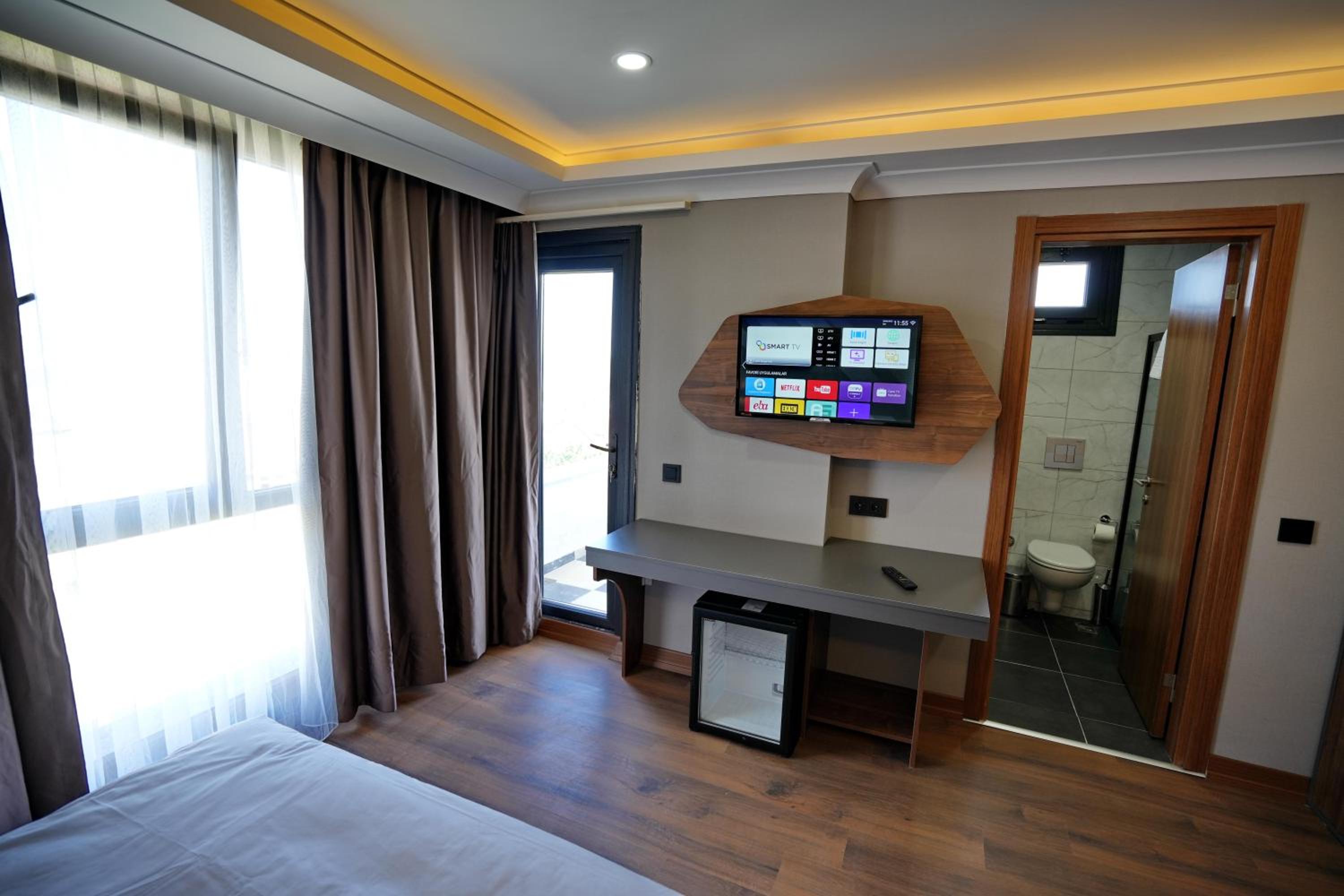 Deluxe Double Room with Balcony - Photo 3