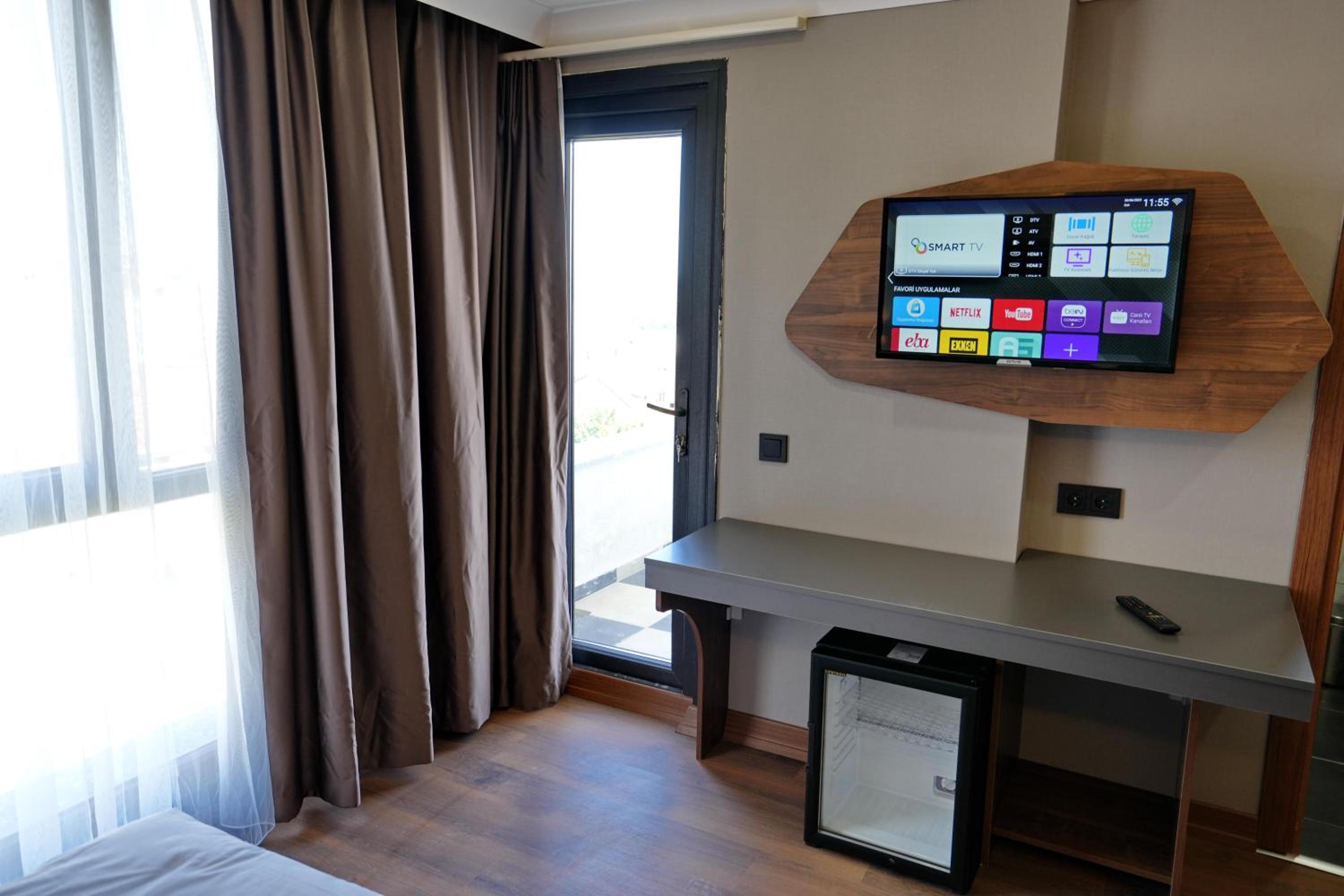 Deluxe Double Room with Balcony - Photo 5